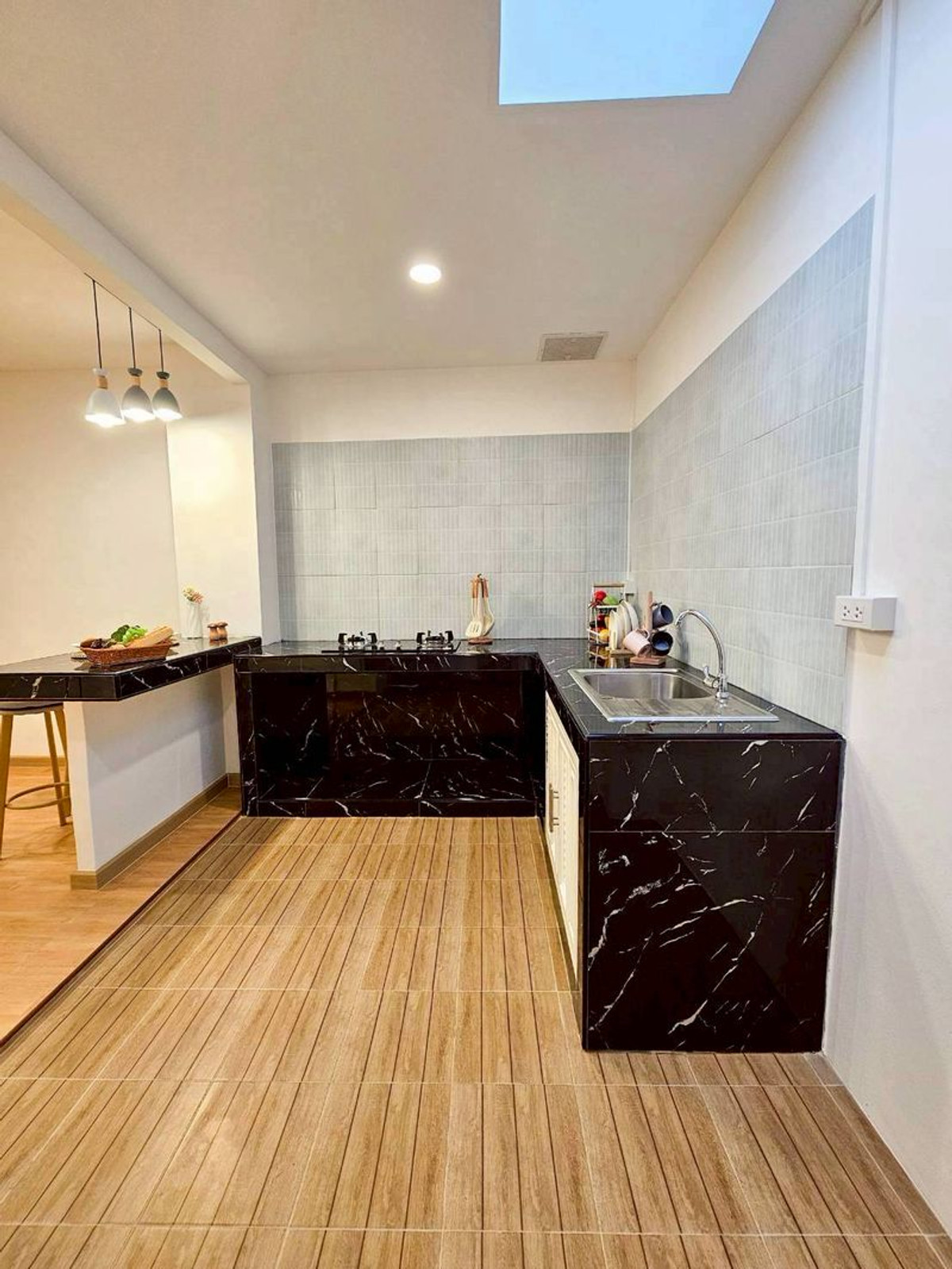 ขายทาวน์โฮมวิภาวดี ดอนเมือง หลักสี่ : ขาย ‼️ ทาวน์เฮ้าส์ หมู่บ้านอยู่เจริญ 2 ชั้น เนื้อที่ 17.5 ตารางวา 2 ห้องนอน 2 ห้องน้ำ ซอยวิภาวดีรังสิต 37 ติดถนนวิภาวดีรังสิต แขวงสนามบิน เขตดอนเมือง กรุงเทพมหานคร (ทำเลดี ตรงข้ามสนามบินดอนเมือง )