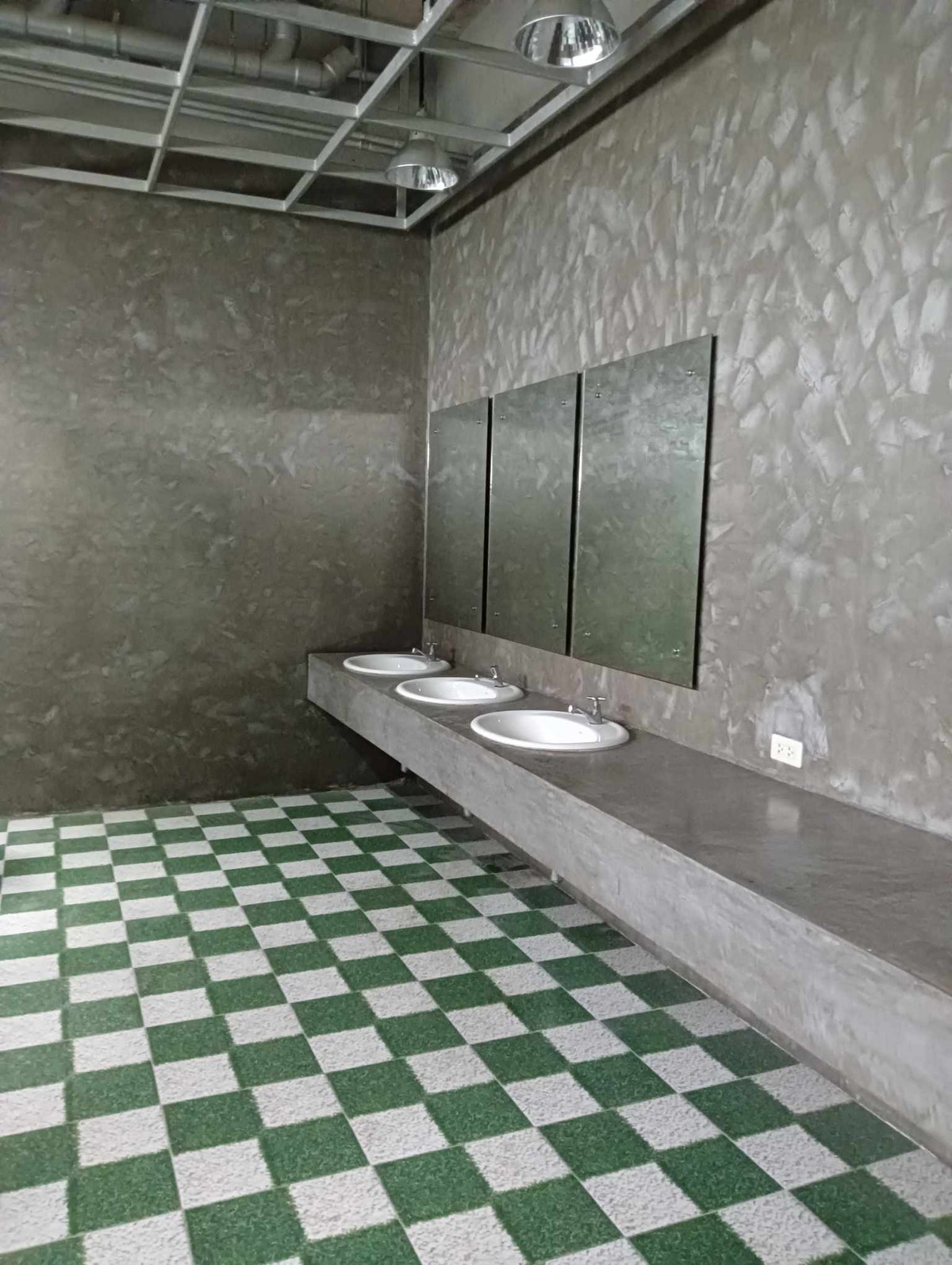 For RentWarehousePathum Thani,Rangsit, Thammasat : For rent: 2 rubber-soled futsal field areas, 4th floor, suitable for sports business operators.