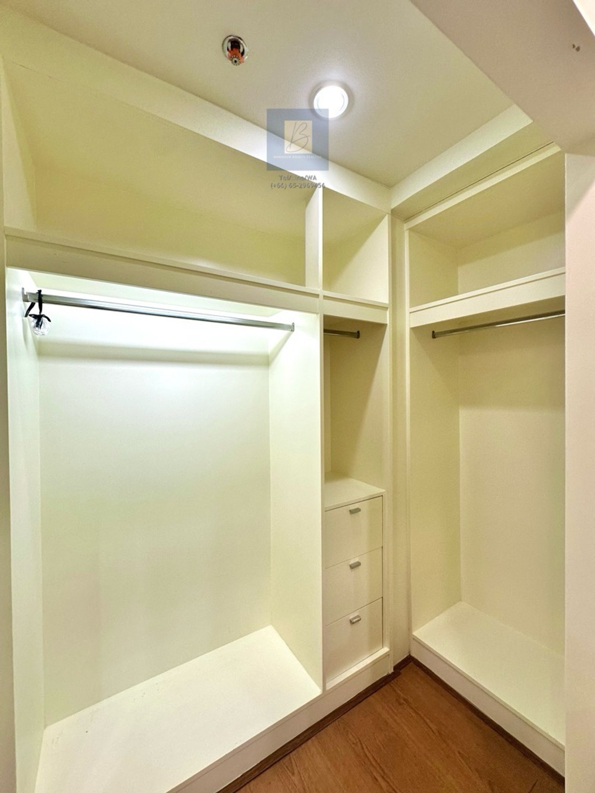 For RentCondoOnnut, Udomsuk : A low rise condo located only 350 meters from BTS Onnut station. Highly convenient. 