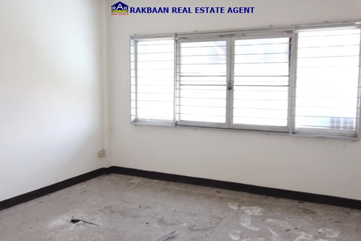 ขายอาคารพาณิชย์นวมินทร์ รามอินทรา : ขายตึก 1คูหา 3ชั้นครึ่ง 25ตร.ว. พระยาสุเรนทร์22 เหมาะทำโรงเรียนกวดวิชา หอพัก ที่สต๊อกสินค้า ออฟฟิศ ราคาเพียง 3.5ล้านเท่านั้น