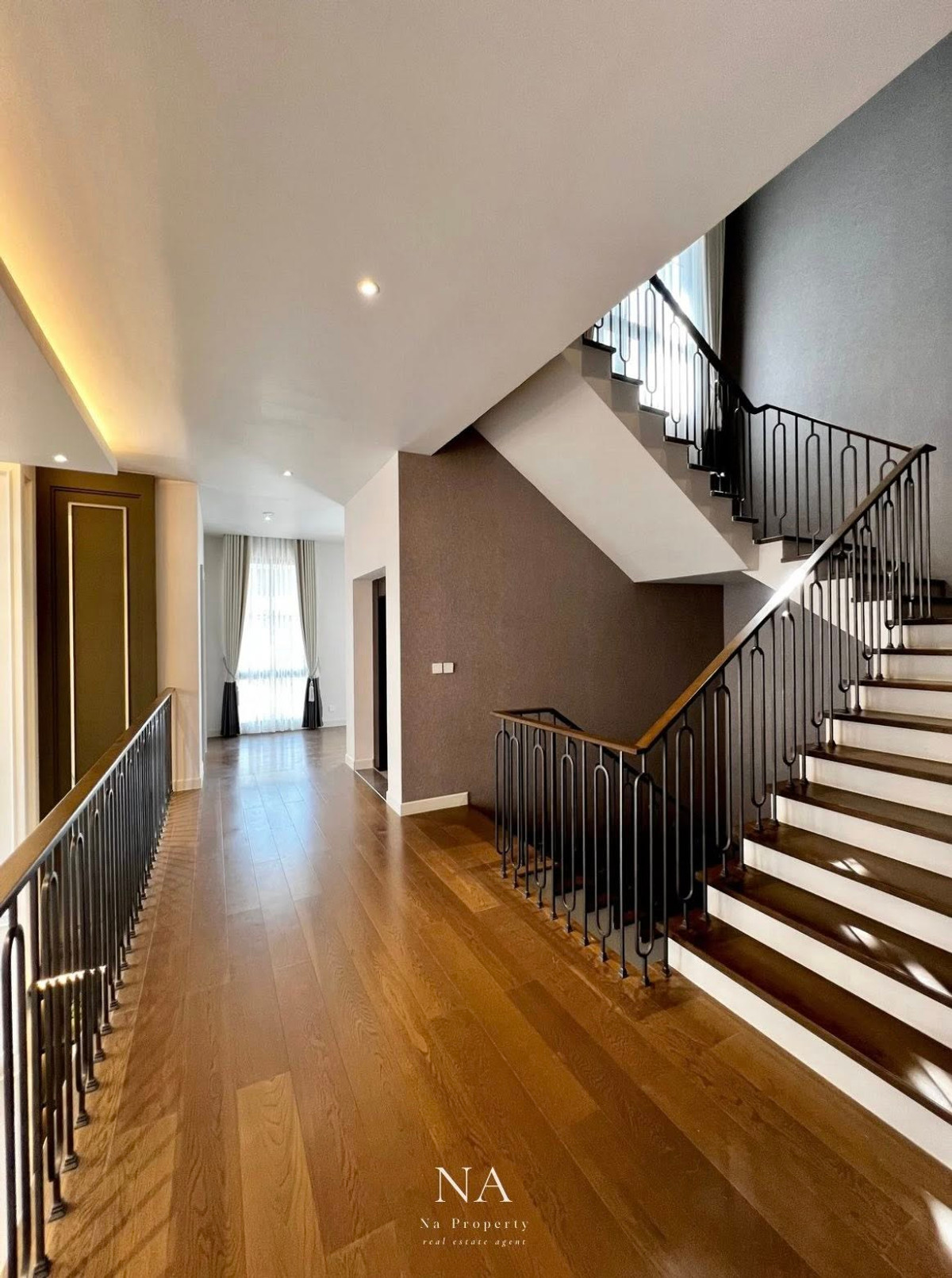 บ้านพัฒนาการ ศรีนครินทร์ : House for rent: Malton Gates new Krungthep Kreetha, 250,000 THB. 5 bedrooms, 6 bathrooms, 544 sq m usable area, 107.7 sq wah land area. Near Rama 9, Pattanakarn, Suan Luang, Srinakarin, Bang Na, Suvarnabhumi Airport, Ramkhamhaeng, Ploenchit, Sukhumvit.