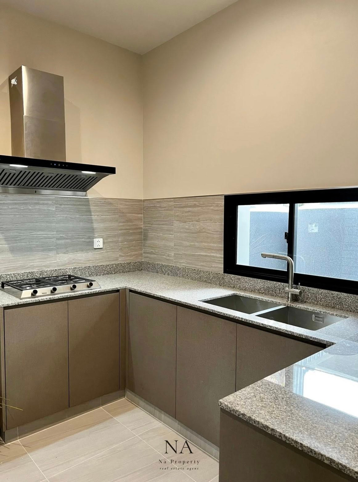 บ้านพัฒนาการ ศรีนครินทร์ : House for rent: Malton Gates new Krungthep Kreetha, 250,000 THB. 5 bedrooms, 6 bathrooms, 544 sq m usable area, 107.7 sq wah land area. Near Rama 9, Pattanakarn, Suan Luang, Srinakarin, Bang Na, Suvarnabhumi Airport, Ramkhamhaeng, Ploenchit, Sukhumvit.