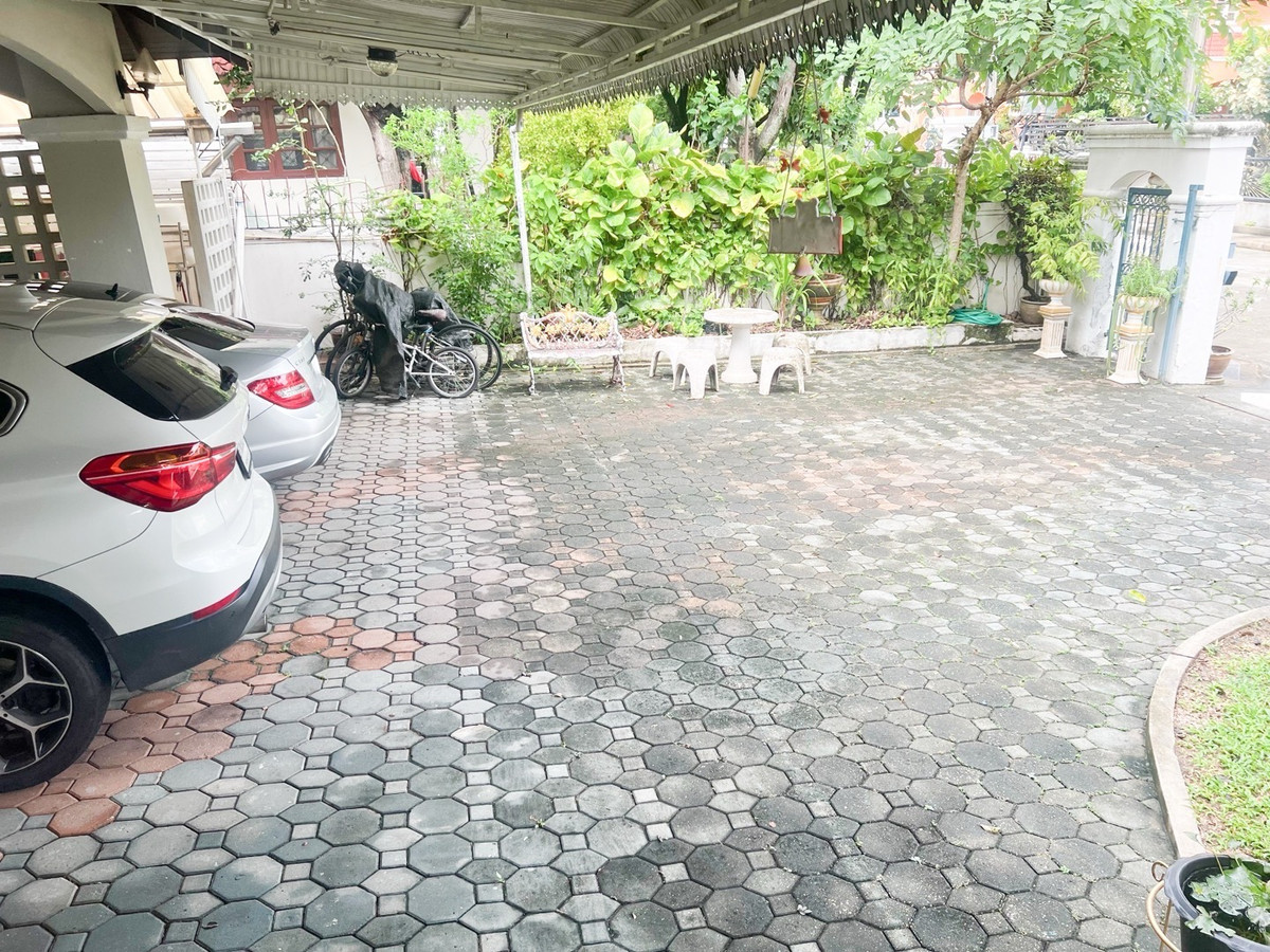 For SaleHouseSukhumvit, Asoke, Thonglor : 2-story detached house, prime location, Sukhumvit 103, large house, wide area, complete functions, with lawn and usable area around the house. Suitable for large families, convenient travel, close to the BTS and many large department stores.