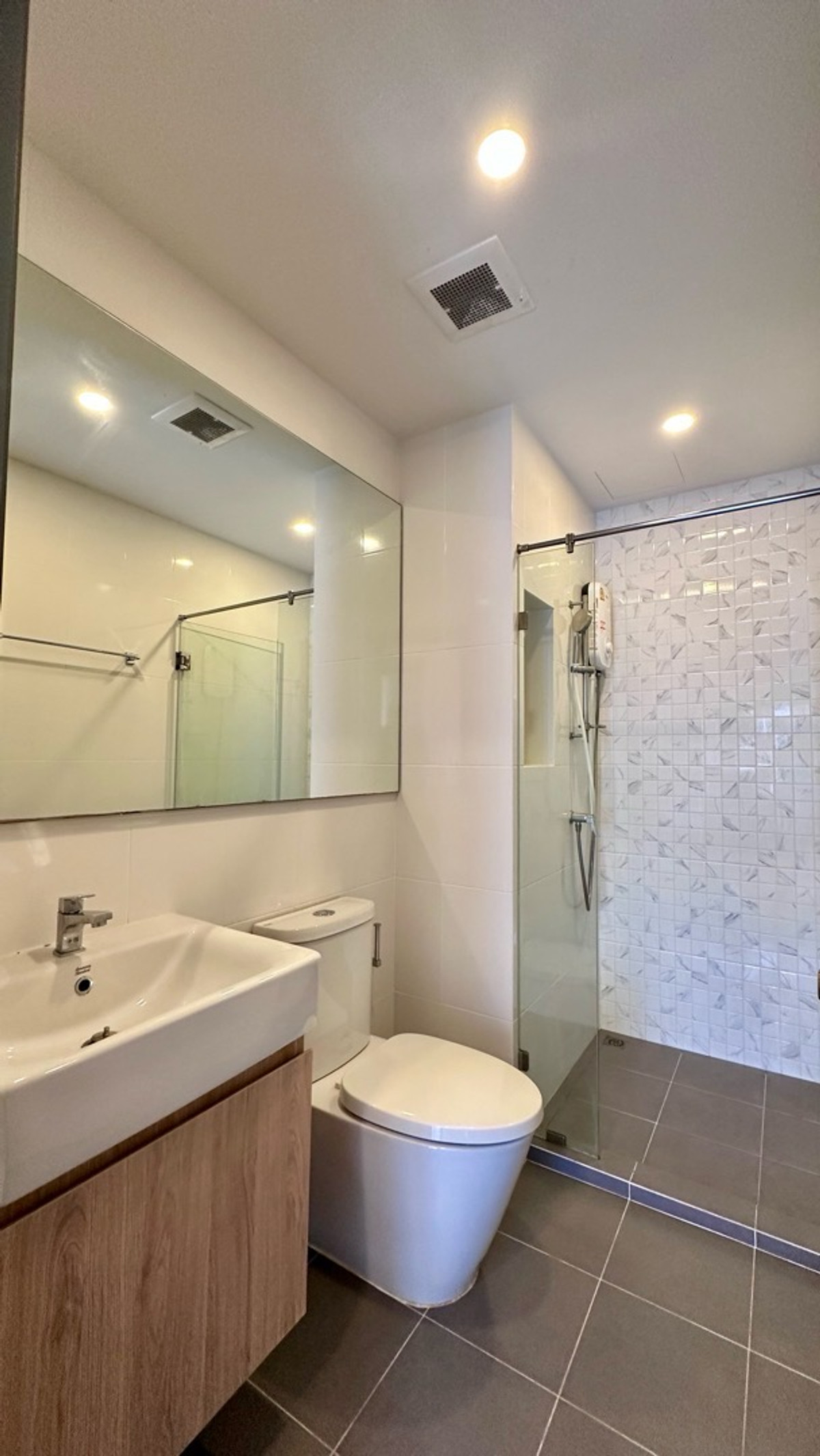 For RentCondoPinklao, Charansanitwong : Condo for rent, Chewathai Pinklao, near Siriraj, near Thammasat University, Tha Phrachan.