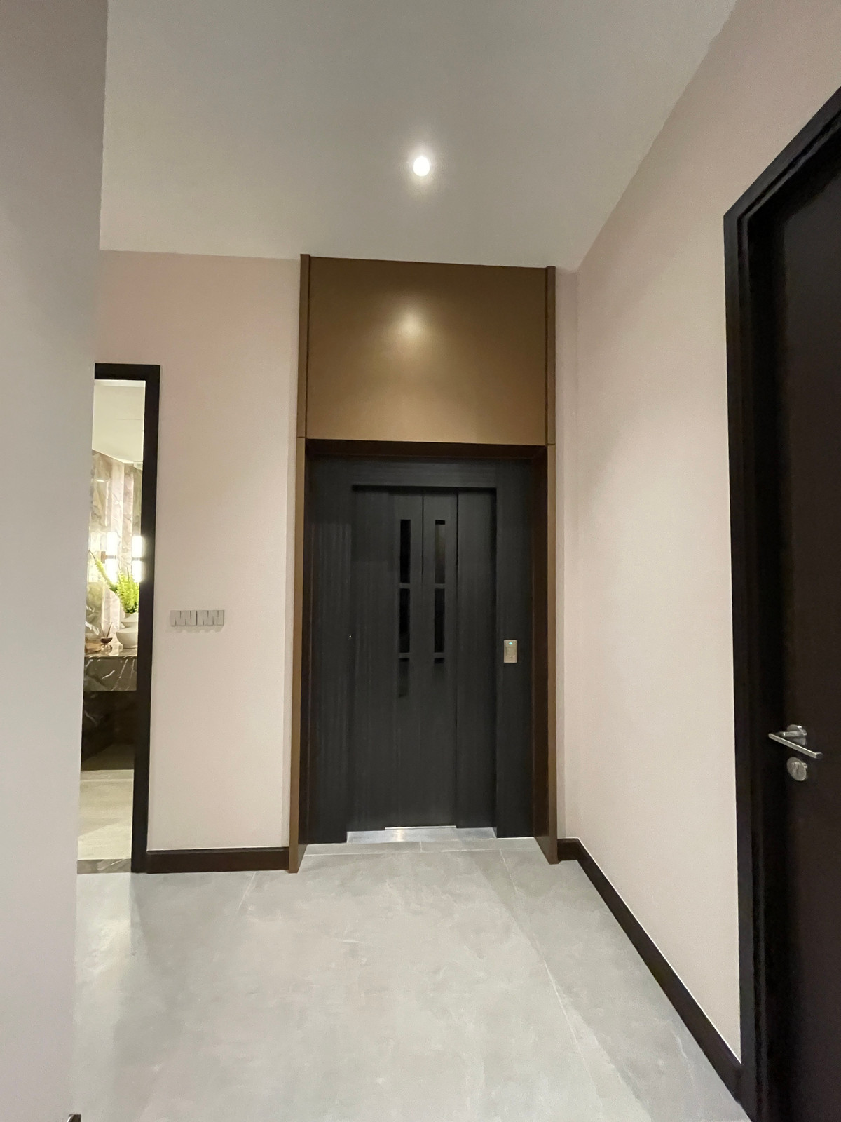 ขายบ้านเลียบทางด่วนรามอินทรา : "หนึ่งเดียวบนเลียบด่วน! Cira Residences บ้านเดี่ยว Ultra-Luxury 3.5 ชั้น พื้นที่ 845 ตร.ม. พร้อมสระว่ายน้ำส่วนตัว | ใกล้ทองหล่อ-พระราม 9 เพียงไม่กี่นาที (สังคมส่วนตัวเพียง 9 ยูนิต)"