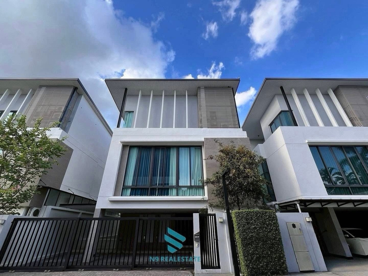 ขายบ้านเลียบทางด่วนรามอินทรา : (ขายขาดทุน/ไม่เคยเข้าอยู่)  บ้านเดี่ยว3.5 ชั้น+สระว่ายน้ำ ใกล้ทองหล่อเอกมัยเพียง 10 นาที the glamor 