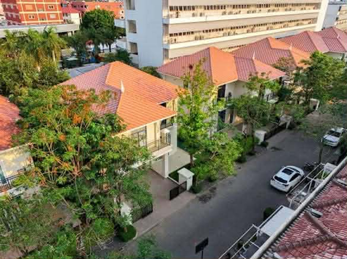 ขายพัทยา บางแสน ชลบุรี สัตหีบ : ขายบ้านเดี่ยวพูลวิลล่าใจกลางเมืองพัทยา โครงการธาดารวดี ทั้งหมด 6 ยูนิต 4 ห้องนอน 3 ห้องน้ำ 2 ที่จอดรถ 1 สระว่ายน้ำ