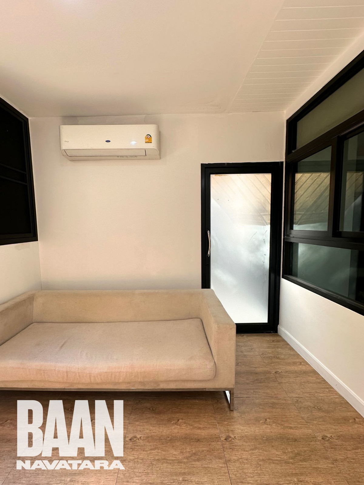 ให้เช่าคอนโดเกษตร นวมินทร์ ลาดปลาเค้า :  คอนโดบ้านนวธารา 61ตรม. ชั้น1 ห้องอยู่บริเวณหัวมุม เงียบสงบ  ถเข้าได้ 2 ทาง หน้าห้อง เข้าจากที่จอดรถ และ หลังห้อง ออกไปเป็นสระว่ายน้ำและ fitness