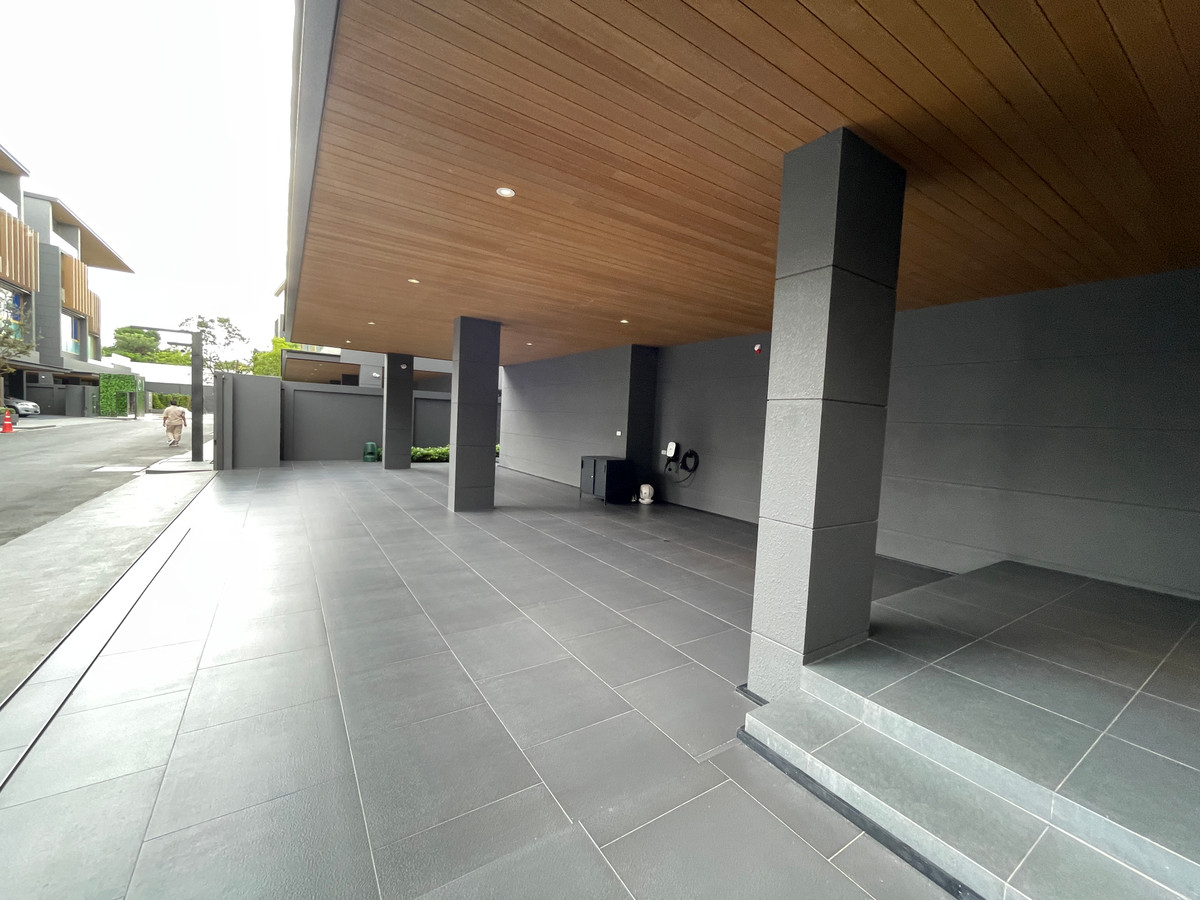 ขายบ้านเลียบทางด่วนรามอินทรา : "หนึ่งเดียวบนเลียบด่วน! Cira Residences บ้านเดี่ยว Ultra-Luxury 3.5 ชั้น พื้นที่ 845 ตร.ม. พร้อมสระว่ายน้ำส่วนตัว | ใกล้ทองหล่อ-พระราม 9 เพียงไม่กี่นาที (สังคมส่วนตัวเพียง 9 ยูนิต)"