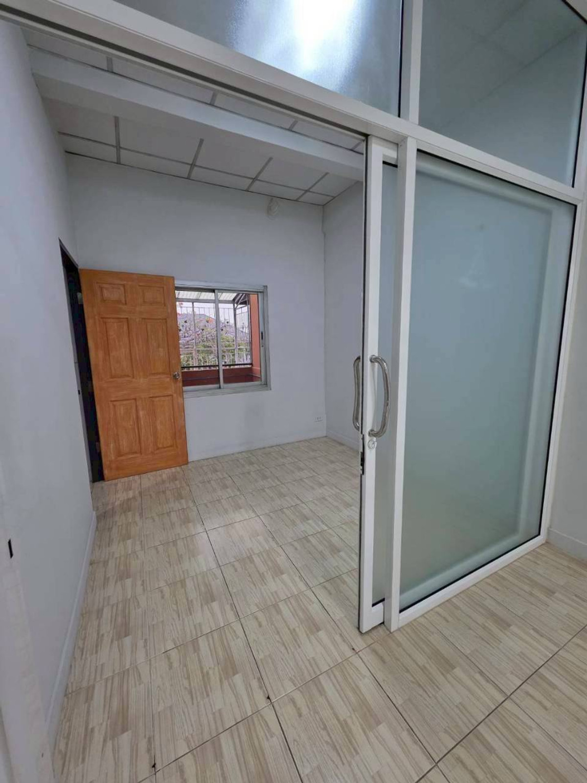 For RentShop HouseKaset Nawamin,Ladplakao : 4-story shophouse for rent on Sukonthasawat Road, good location, near Satri Wittaya 2 School.