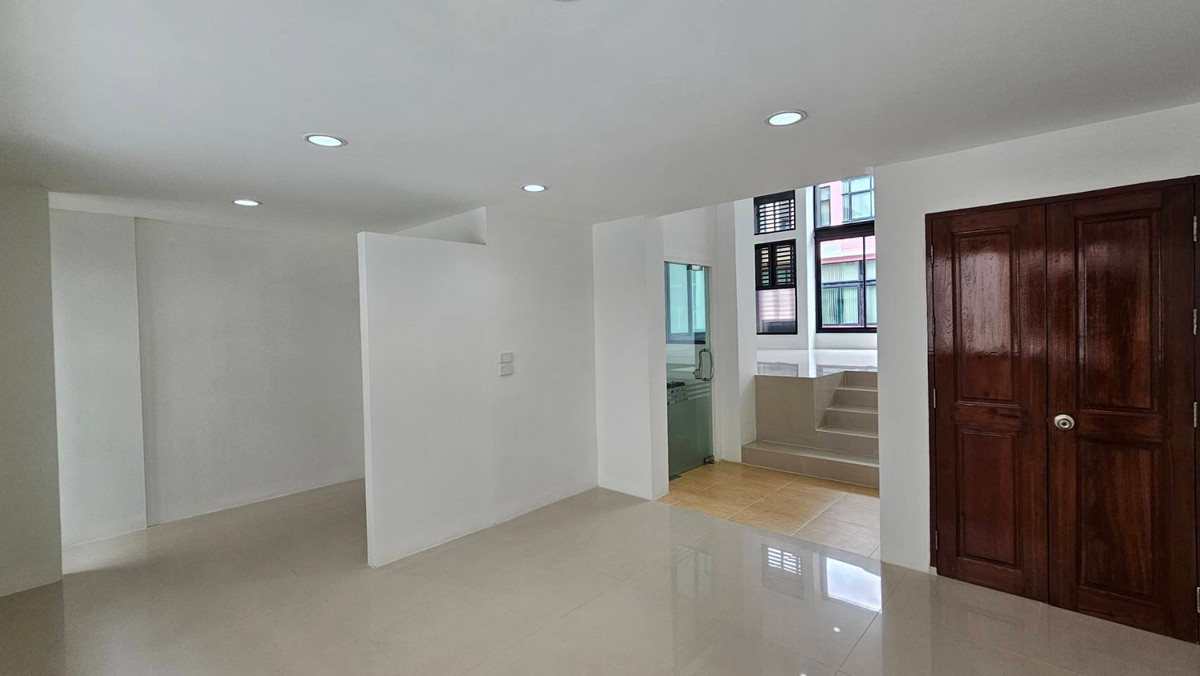 ขายทาวน์โฮมเลียบทางด่วนรามอินทรา : ทาวน์โฮม 3.5 ชั้น ทาวน์อินทาวน์ ใกล้โรงเรียนบดินทร์เดชา - โรงเรียนนานาชาติ เชื่อมต่อเส้นเลียบทางด่วนได้ทันที พร้อมเดินทางไปเอกมัย-ทองหล่อ 🚘