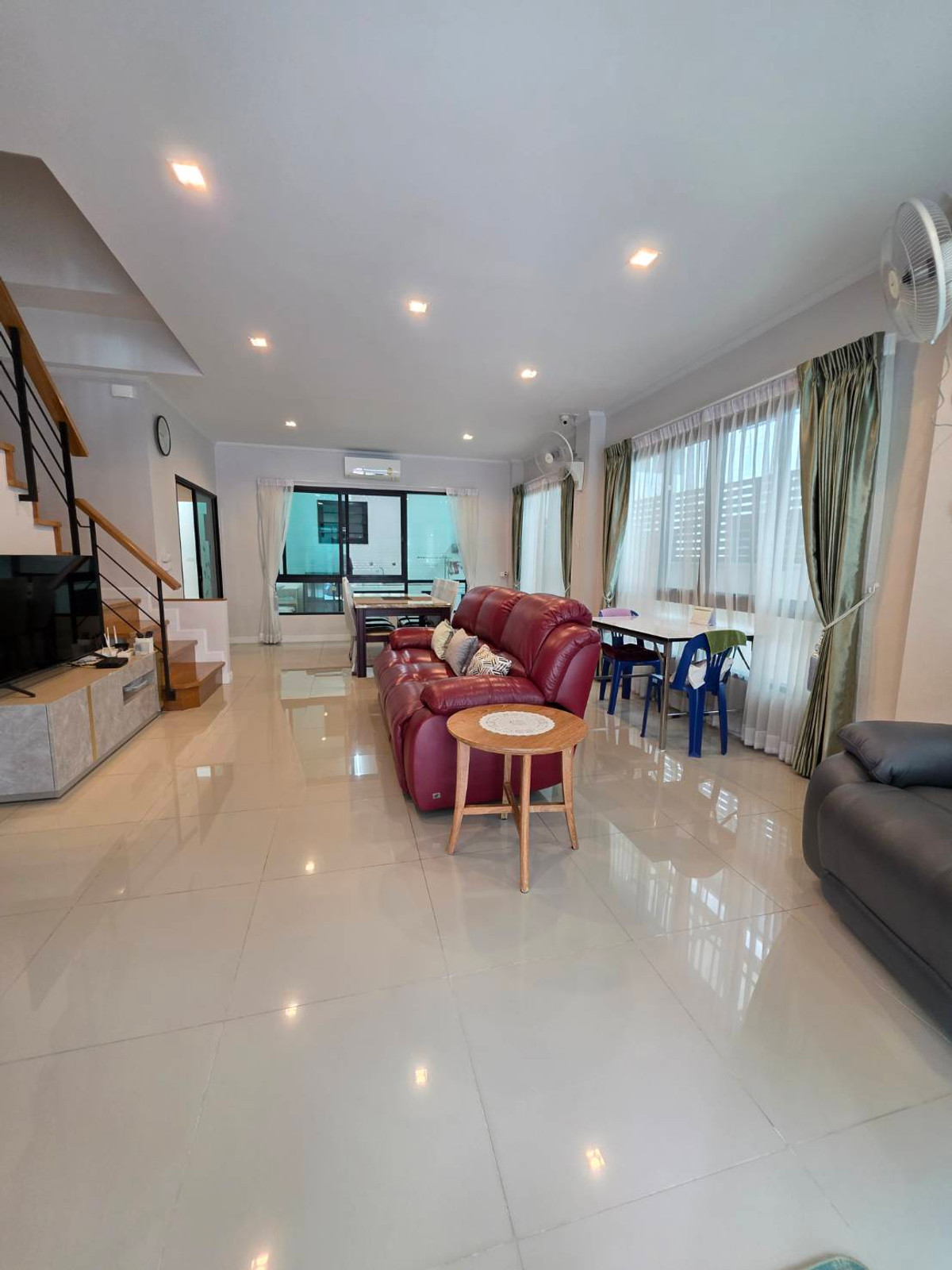 ขายบ้านลาดกระบัง สุวรรณภูมิ : ขายบ้านแฝด 3ชั้น สภาพบ้านใหม่มากๆ เจ้าของตกแต่งเสร็จแทบจะไม่ได้ใช้เลย 