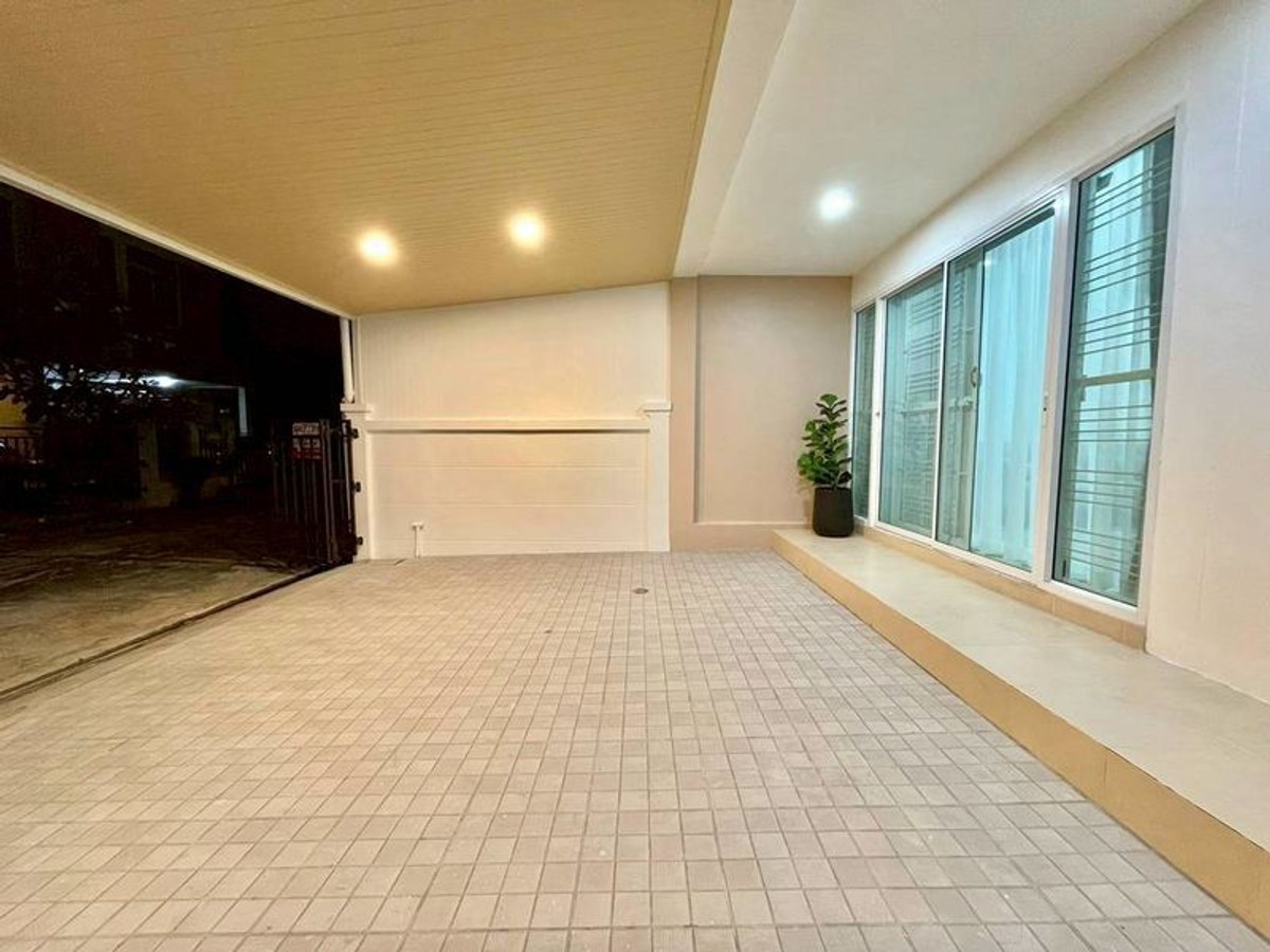 For SaleTownhomeSriracha Laem Chabang Ban Bueng : Townhome for sale in Sriracha, near Central and Robinson Department Stores. 3 bedrooms, The Central 2. Ready to move in.