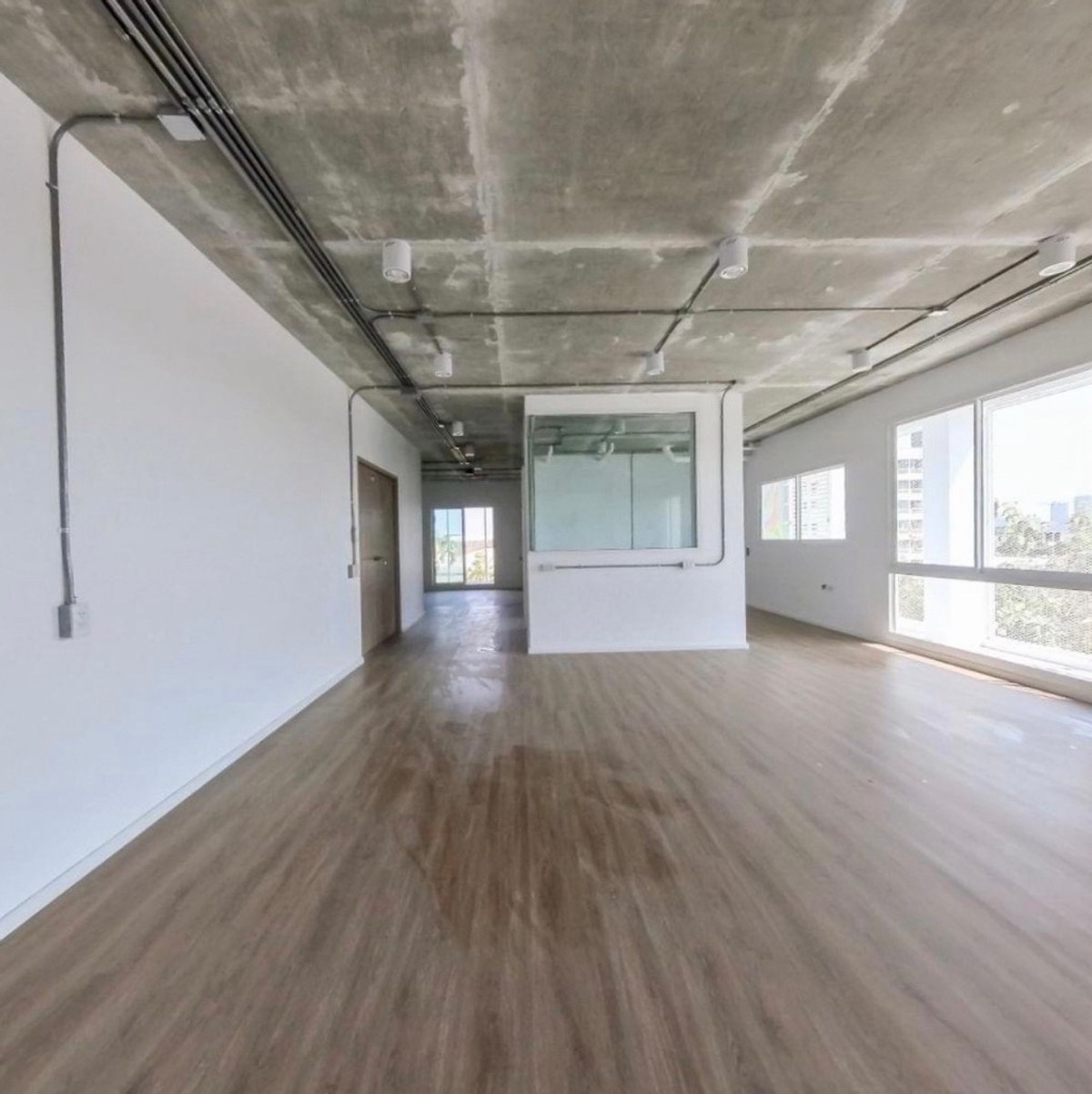 For RentOfficeChaengwatana, Muangthong : 5-Storey Office Building with Lift on Ngamwongwan Road near Expressway, Ideal for Headquarters (HQ)