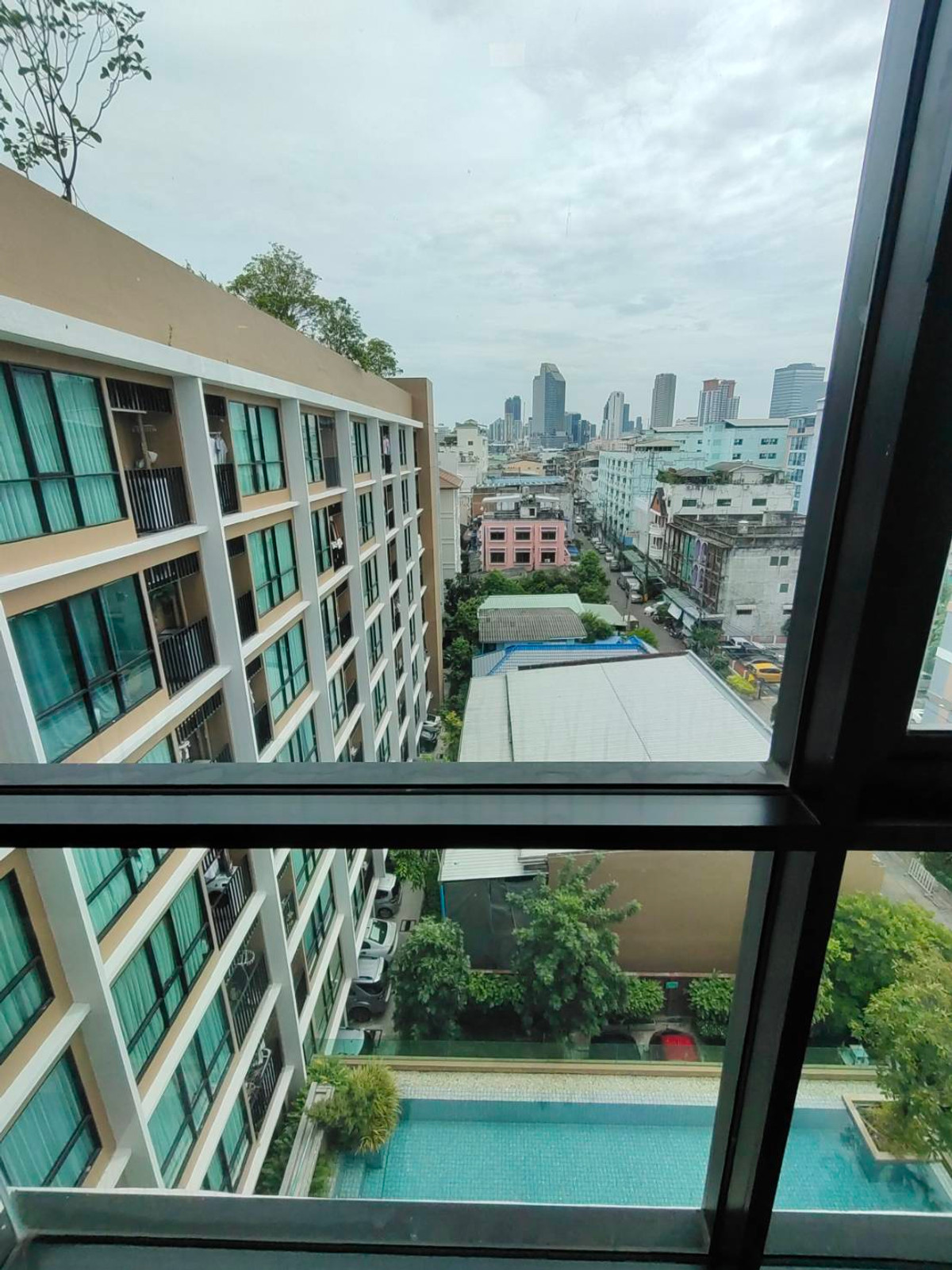 For RentCondoRatchadapisek, Huaikwang, Suttisan : Condo for rent, convenient travel, a few minutes from the Huai Khwang MRT, fully furnished. Ready to move in immediately.   **Minimum rental contract 1 year.