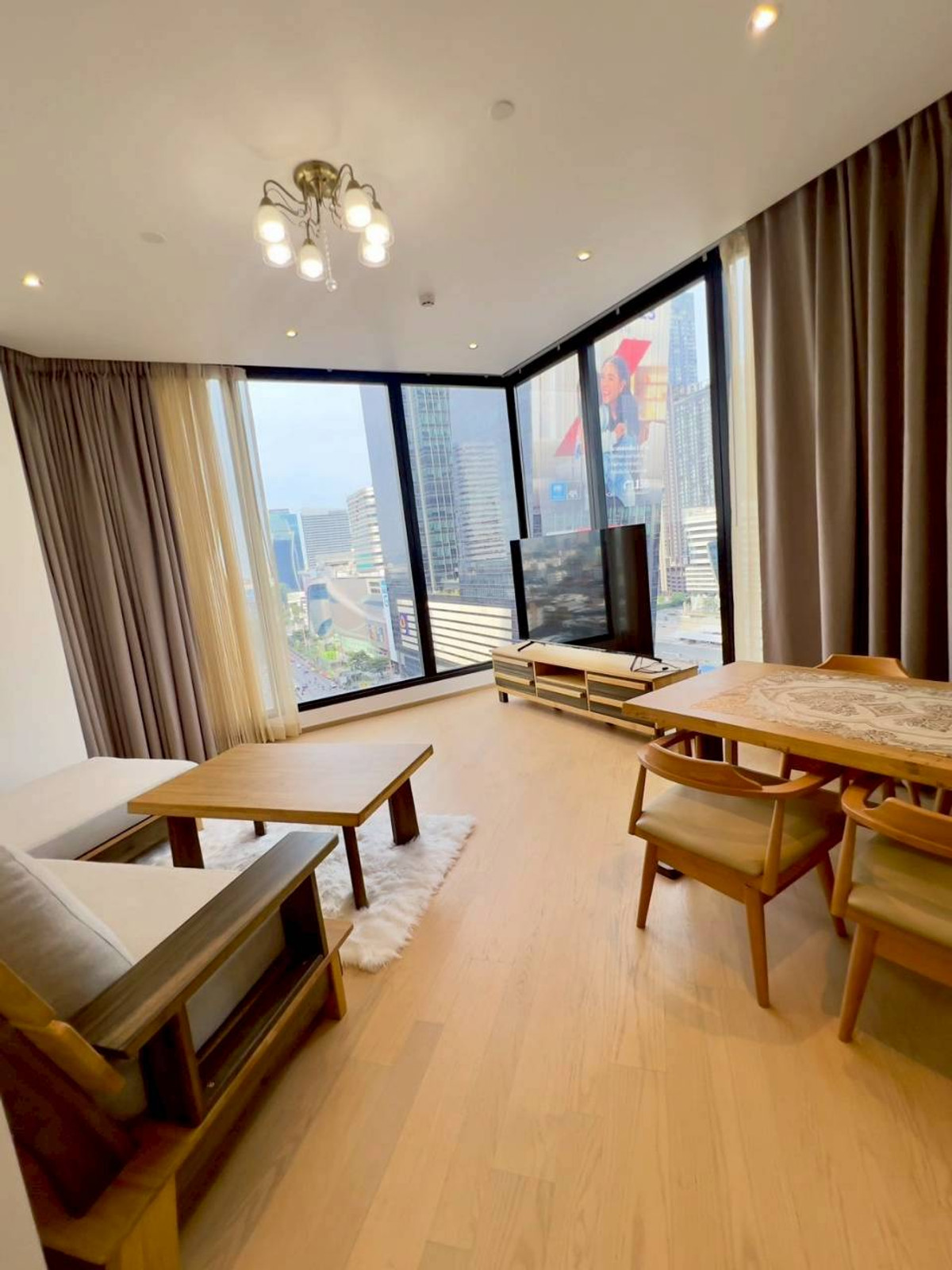 ให้เช่าคอนโดพระราม 9 เพชรบุรีตัดใหม่ RCA : ให้เช่าคอนโด Ashton Asoke - Rama 9 ตกแต่งครบครัน (S15-42577)