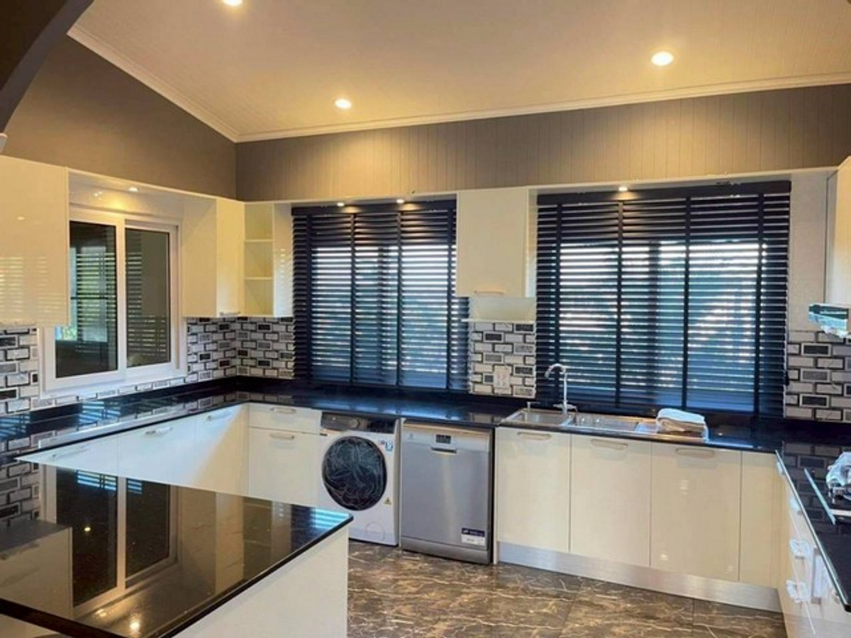 ขายบ้านพัทยา บางแสน ชลบุรี สัตหีบ : ขายบ้านเดี่ยว 2 ไร่ 94.5 ตรว. ใกล้อ่างเก็บน้ำมาบประชัน 5 นอน 6 น้ำ มีบ้านพักรีสอร์ท 3 หลัง และห้องใต้ดินสุดหรู ใกล้สนามกอล์ฟและรร.นานาชาติ 