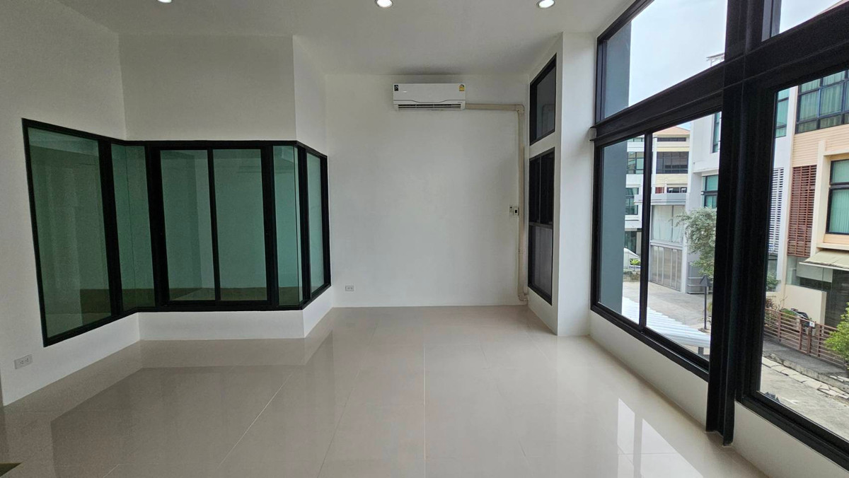 ขายทาวน์โฮมเลียบทางด่วนรามอินทรา : ทาวน์โฮม 3.5 ชั้น ทาวน์อินทาวน์ ใกล้โรงเรียนบดินทร์เดชา - โรงเรียนนานาชาติ เชื่อมต่อเส้นเลียบทางด่วนได้ทันที พร้อมเดินทางไปเอกมัย-ทองหล่อ 🚘