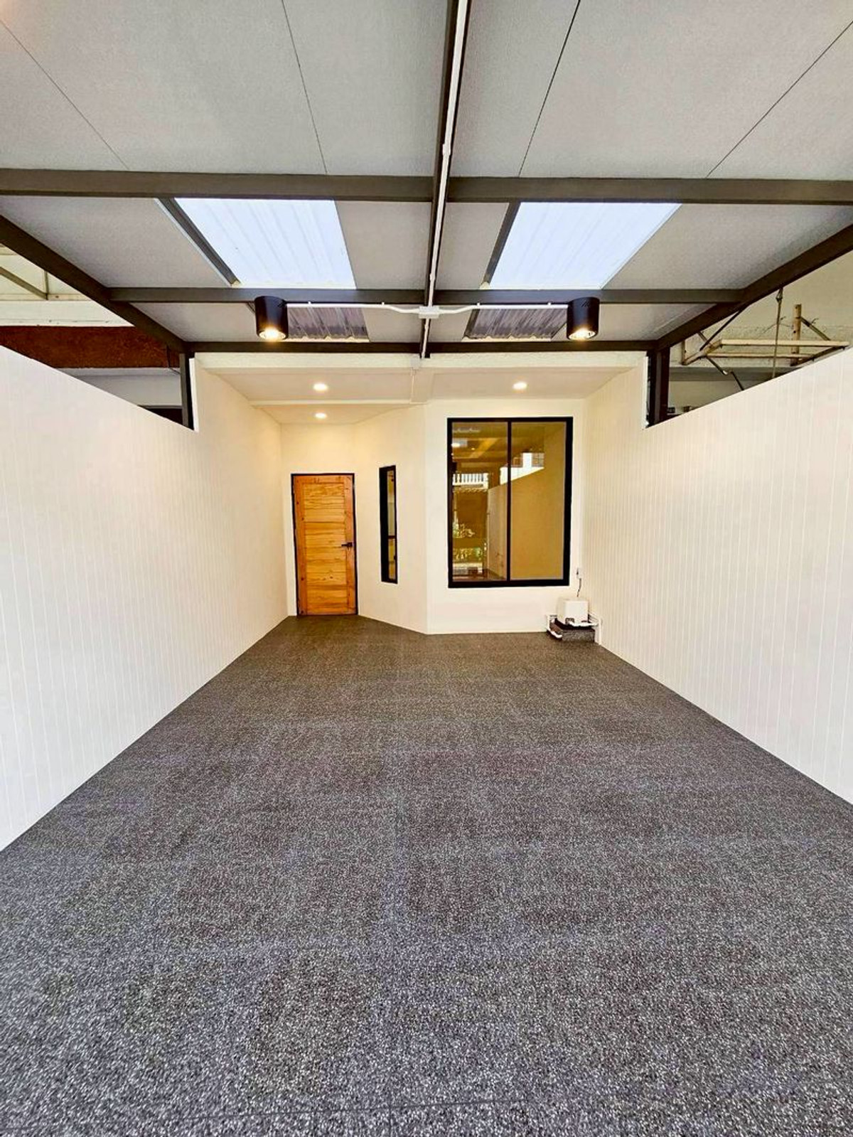 ขายทาวน์โฮมวิภาวดี ดอนเมือง หลักสี่ : ขาย ‼️ ทาวน์เฮ้าส์ หมู่บ้านอยู่เจริญ 2 ชั้น เนื้อที่ 17.5 ตารางวา 2 ห้องนอน 2 ห้องน้ำ ซอยวิภาวดีรังสิต 37 ติดถนนวิภาวดีรังสิต แขวงสนามบิน เขตดอนเมือง กรุงเทพมหานคร (ทำเลดี ตรงข้ามสนามบินดอนเมือง )