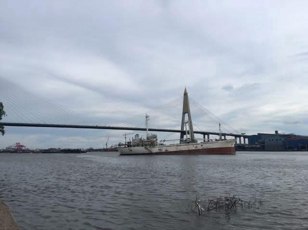 For SaleLandSamut Prakan,Samrong : 🟣Land for sale next to the Chao Phraya River, 23 -1-20 rai, purple area. Pu Chao Saming Phrai Road, Phra Pradaeng, suitable for factories/warehouses, width 56 meters, next to water (can build a pier), has an alley to access the land, trailer vehicles can 