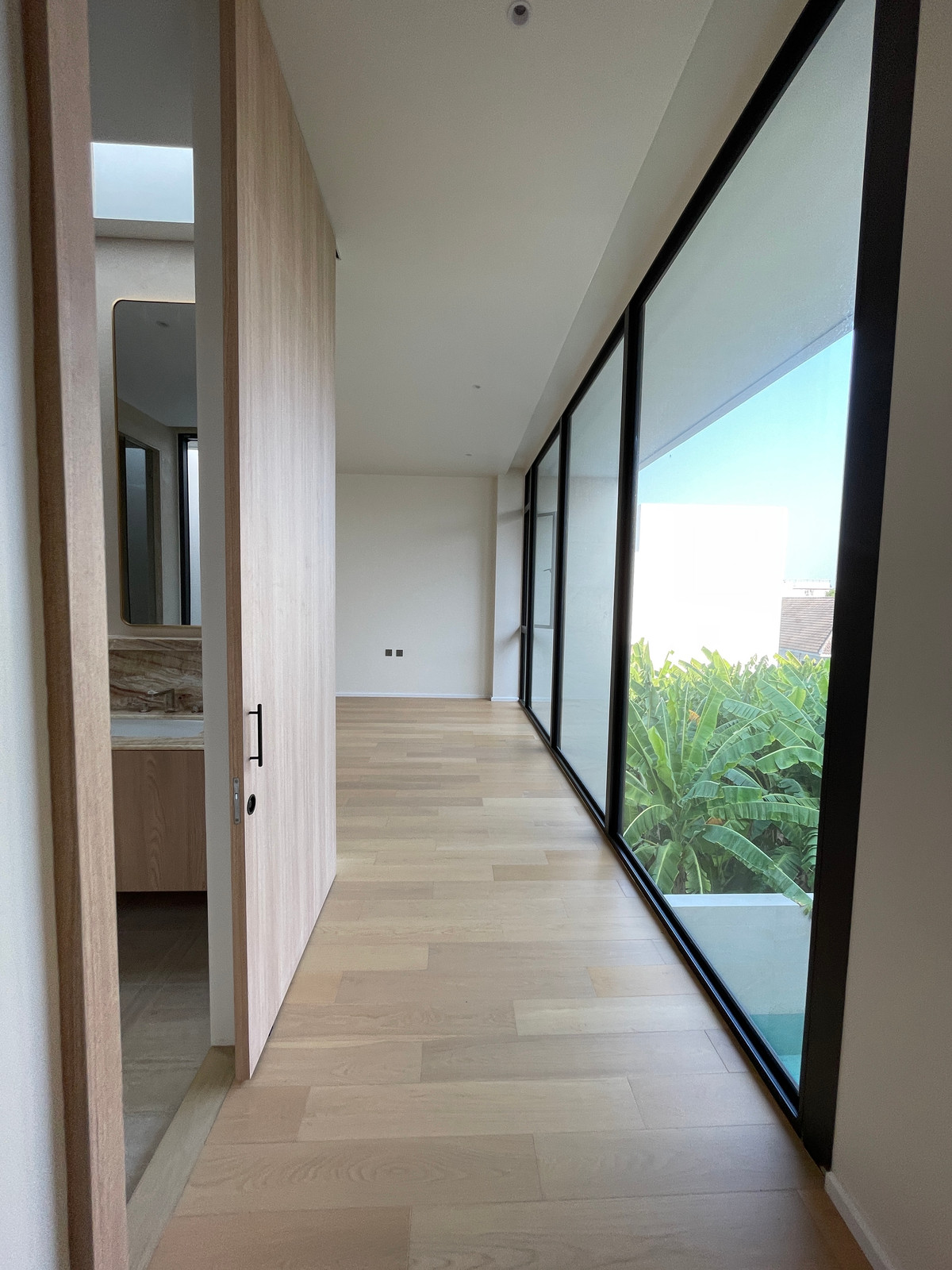 ขายบ้านเลียบทางด่วนรามอินทรา : 🔥 EXCLUSIVE PROMOTION 🔥โอกาสสุดท้ายในการครอบครองในราคาพิเศษที่สุด [ขาย] 💎 Ultra Luxury Show Unit | ELIVA Ekkamai - Eastville 💎 บ้านเดี่ยวหรู 3 ชั้น ดีไซน์ Mid-Century Modern — ความเป็นส่วนตัวสูงสุดเพียง 4 ยูนิตในโครงการ!