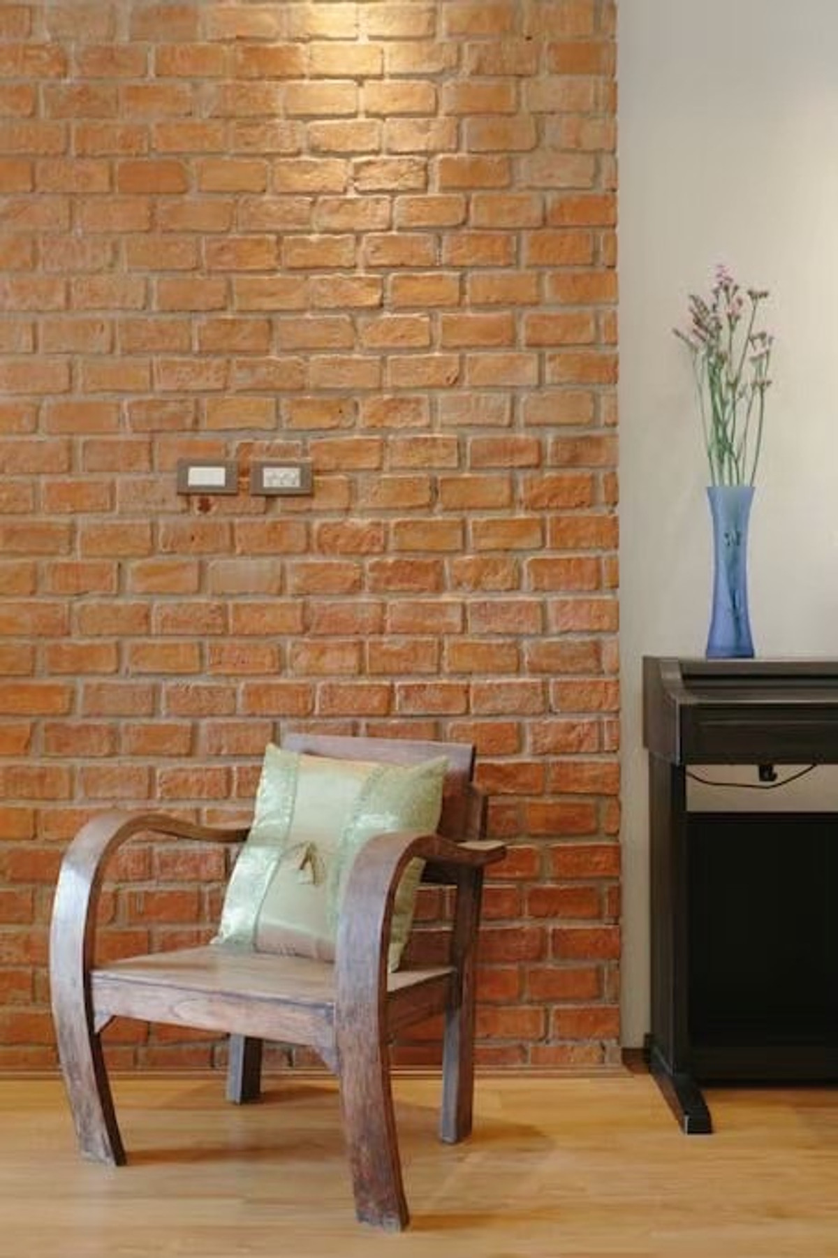 For RentCondoSukhumvit, Asoke, Thonglor : Urgently available room for rent: Young Place, Soi Prasarnmit (Sukhumvit 23). If interested in negotiating the price, add Line @condo168 (with @ in front as well)