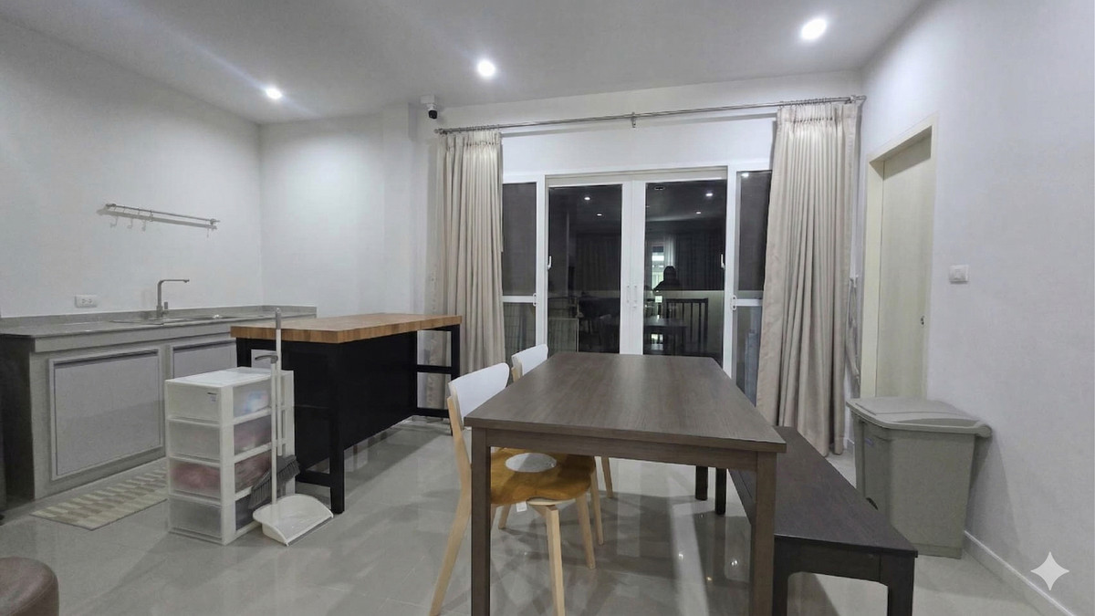 For SaleTownhomeSamut Prakan,Samrong : 2-story townhome for sale, corner unit | Lower than actual cost. Hurry before it sells out! Supalai Ville Bangna-Wongwaen Project (Supalai Ville Bangna-Wongwaen), Bang Phli, Samut Prakan. Corner house + area next to the house. Get the feel of a single hou