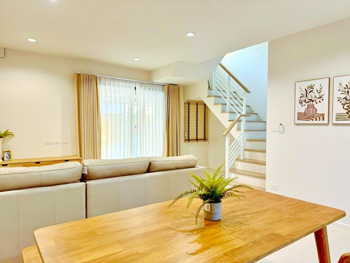 For RentTownhomeLadkrabang, Suwannaphum Airport : The Royal Golf clubhouse Parking for 2-3 cars. Townhome 5.5 meters wide. 3-4bed 4 bath near ARL LatK