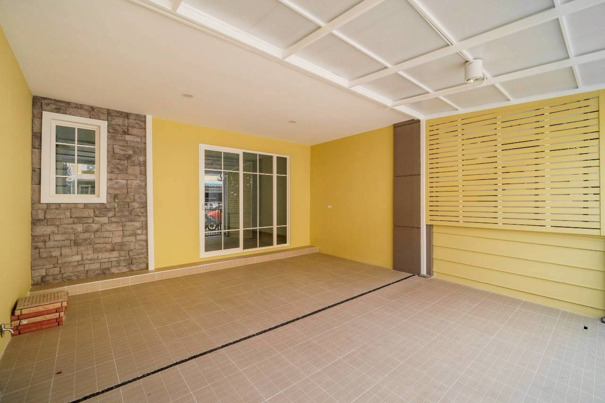 ขายทาวน์โฮมลาดกระบัง สุวรรณภูมิ : 🏡 NEW LISTING | เตรียมรีโนเวท ✨ทิศตะวันออก หลังริม วิวสวน + ไม่ชนใครทั้งหน้า–หลัง! “ซอยต้น + โล่งจริง + เป็นส่วนตัวสุดในโครงการ” ✨