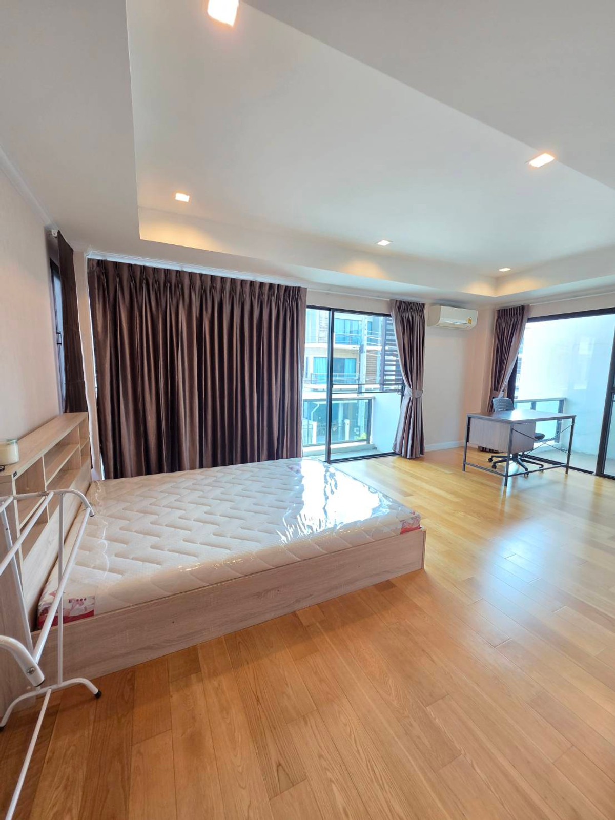 ขายบ้านลาดกระบัง สุวรรณภูมิ : ขายบ้านแฝด 3ชั้น สภาพบ้านใหม่มากๆ เจ้าของตกแต่งเสร็จแทบจะไม่ได้ใช้เลย 