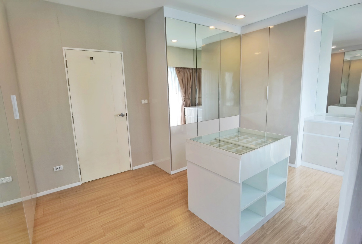 For SaleTownhomeRattanathibet, Sanambinna : [Selling at a loss! Decorated in the millions] Baan Klang Muang Rattanathibet, back side, 33 sq m, near MRT Nonthaburi Intersection 1, only 500 meters.