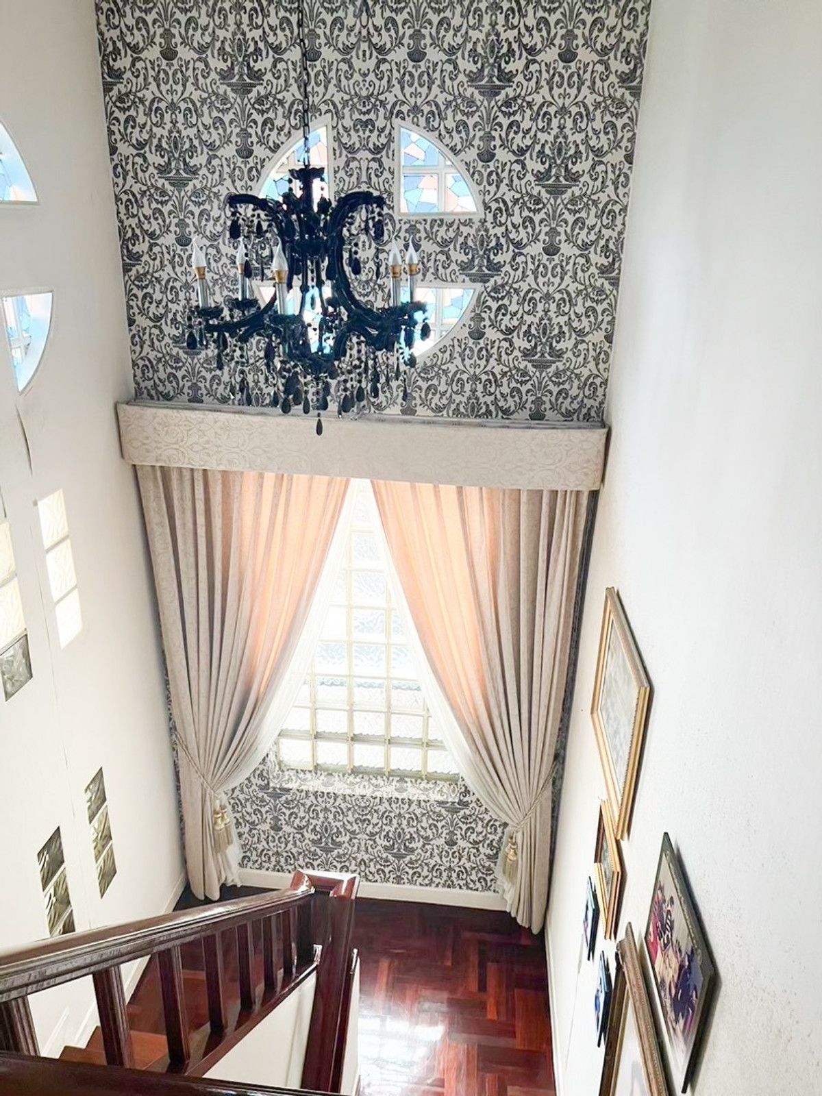 For SaleHouseSukhumvit, Asoke, Thonglor : 2-story detached house, prime location, Sukhumvit 103, large house, wide area, complete functions, with lawn and usable area around the house. Suitable for large families, convenient travel, close to the BTS and many large department stores.