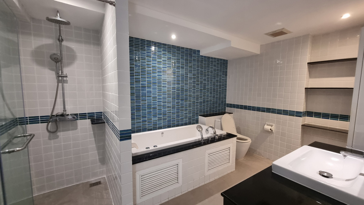 For SaleTownhomeSukhumvit, Asoke, Thonglor : Townhouse for sale, renovated, Thonglor, 4 bedrooms, 3 bathrooms, land size 30 sq m.