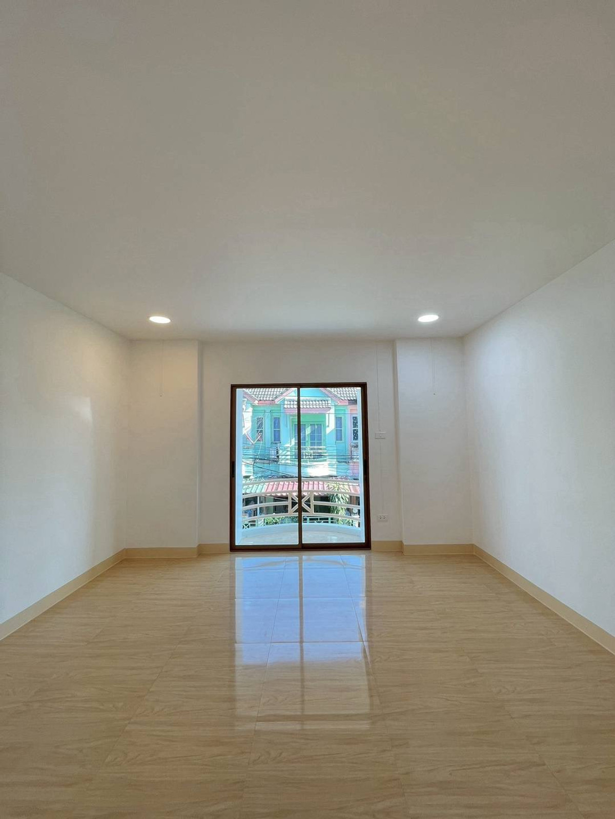 ขายทาวน์โฮมนนทบุรี บางใหญ่ บางบัวทอง : ขายทาวน์เฮาส์ร่มโพธิ์ บางบัวทอง 16 ตร.ว. แต่งมินิมอล ใกล้ MRT บางพลู ฟรีโอน