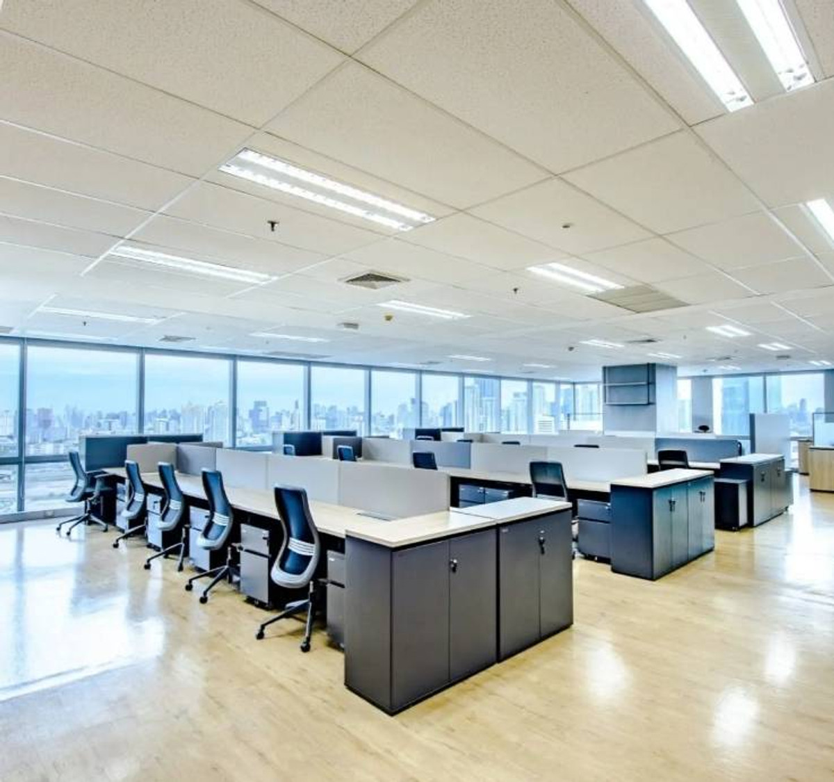 For RentOfficeRatchadapisek, Huaikwang, Suttisan : CW Tower, office building for rent. Next to Ratchadaphisek Road, near The Street Ratchada, decorated area 50 sq m., rent 41,000 baht*/month.