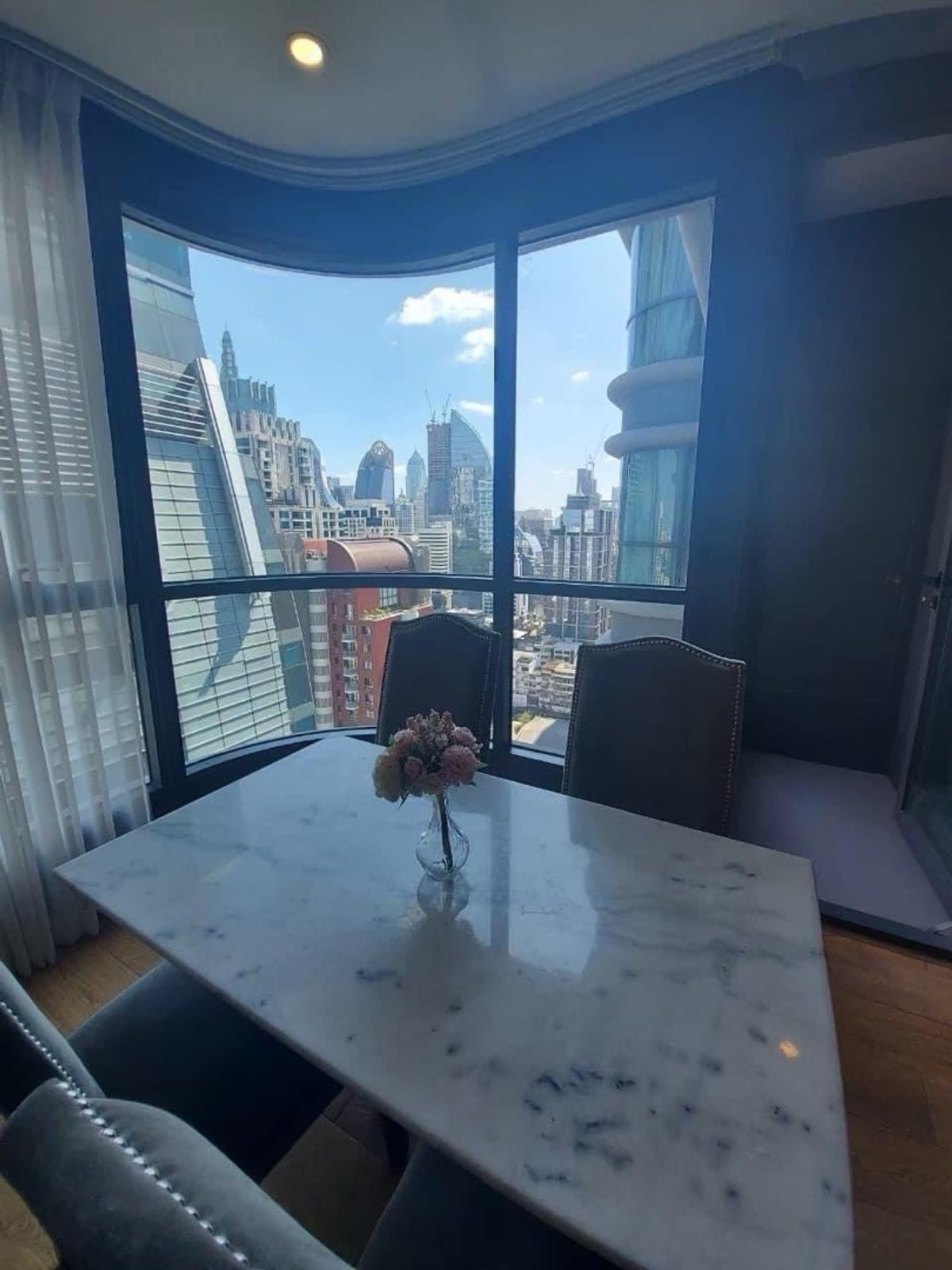 For RentCondoRatchathewi,Phayathai : 🔥Rent at Q Chidlom 🔥1BR 1BR 🔥24,000🔥35sqm 🔥Floor23