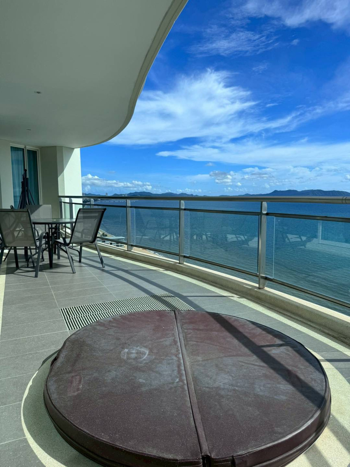 For RentCondoPattaya, Bangsaen, Chonburi : For rent, luxury condo, 3 bedrooms, size 217 square meters, Jomtien sea view.