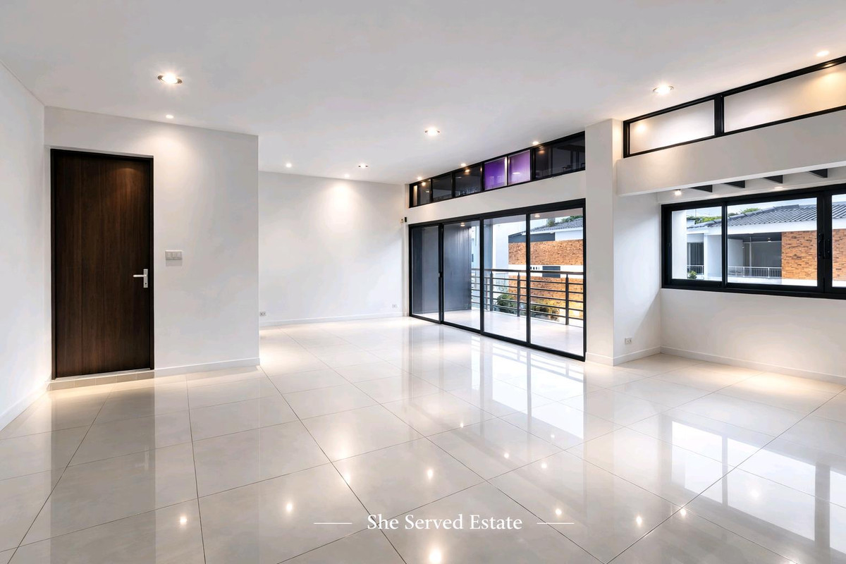 For RentOfficeSukhumvit, Asoke, Thonglor : P0644/3-story townhome for rent, Sukhumvit 26, near BTS Phrom Phong, suitable for a home office or residence.