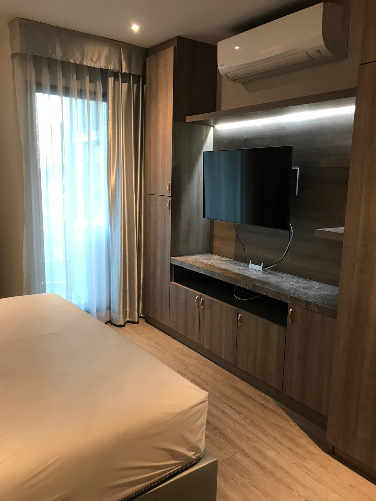 For RentCondoSukhumvit, Asoke, Thonglor : Urgent for rent! Rhythm Ekkamai, beauty studio Separate kitchen, good view, close to lifestyle areas.