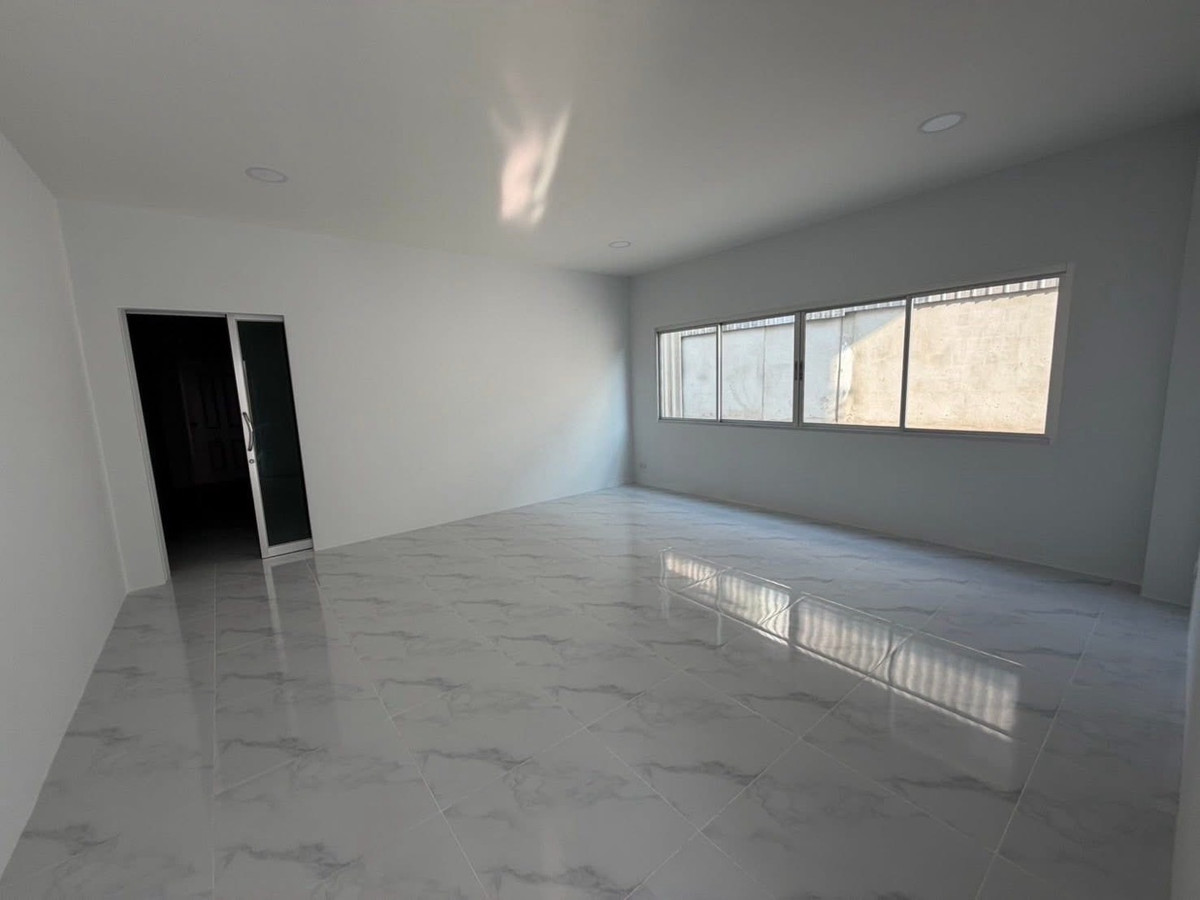 For RentWarehouseEakachai, Bang Bon : 📦 New warehouse for rent, size 400 sq m.  Soi Ekachai 87 
 Bang Bon ✅LineOA : @ladysai