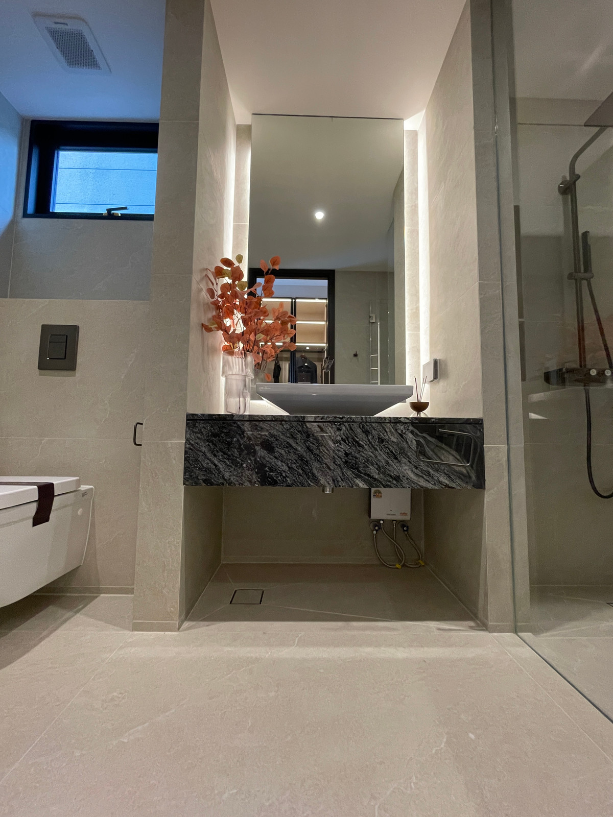 ขายบ้านเลียบทางด่วนรามอินทรา : "หนึ่งเดียวบนเลียบด่วน! Cira Residences บ้านเดี่ยว Ultra-Luxury 3.5 ชั้น พื้นที่ 845 ตร.ม. พร้อมสระว่ายน้ำส่วนตัว | ใกล้ทองหล่อ-พระราม 9 เพียงไม่กี่นาที (สังคมส่วนตัวเพียง 9 ยูนิต)"