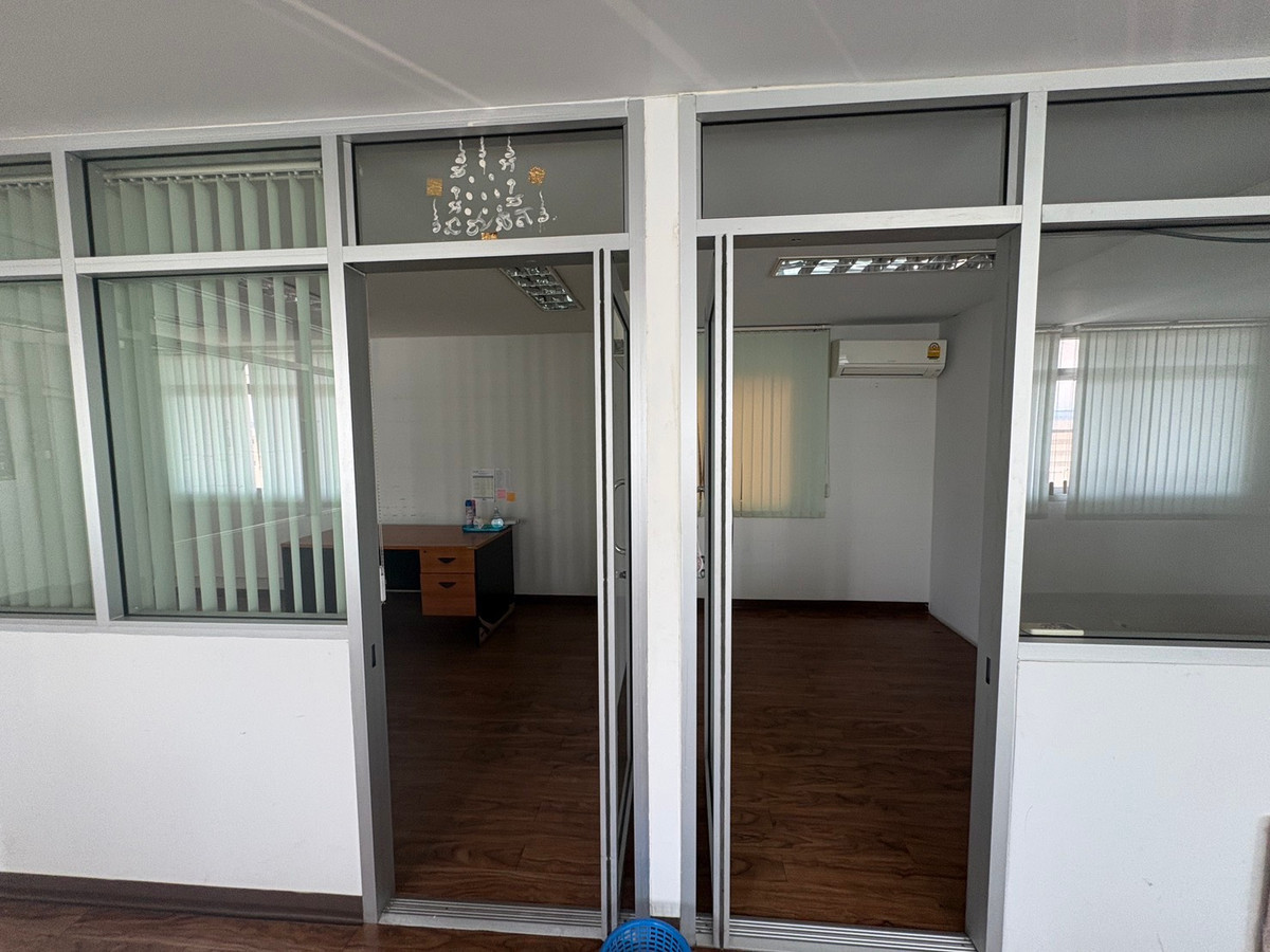 For RentOfficeSamut Prakan,Samrong : Commercial building for rent, Racha Thewa, Bang Phli, area 135 sq m., easy access to the industrial estate.