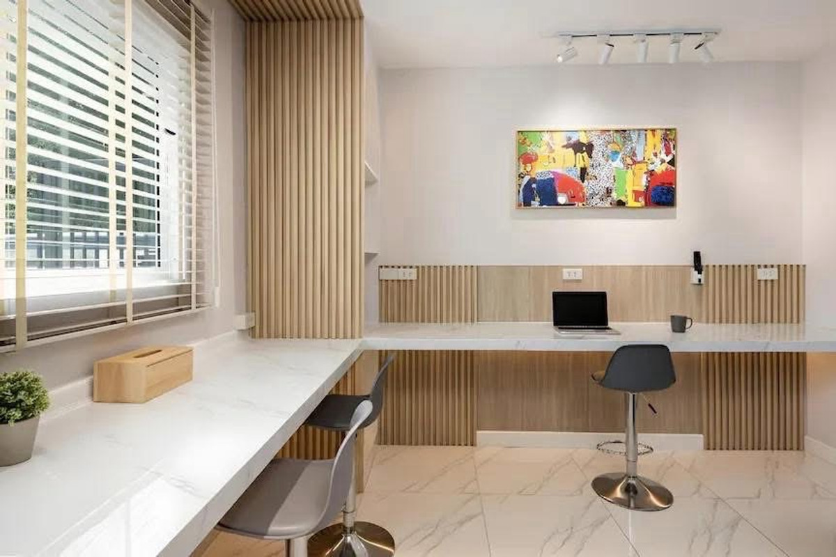 ให้เช่าบ้านรัชดา ห้วยขวาง : ปล่อยเช่าบ้าน 2 ชั้น หลังมุม ขนาด 36 ตรว. 300 ตรางเมตร ซอยรัชดา 18 บ้านสวยตกแต่งใหม่ เฟอร์นิเจอร์ครบพร้อมอยู่ ในหมู่บ้าน ปลอดภัยไม่มีโจร เพื่อนบ้านดีไม่มีปัญหา จอดรถหน้าบ้านได้ 1-2 คัน
