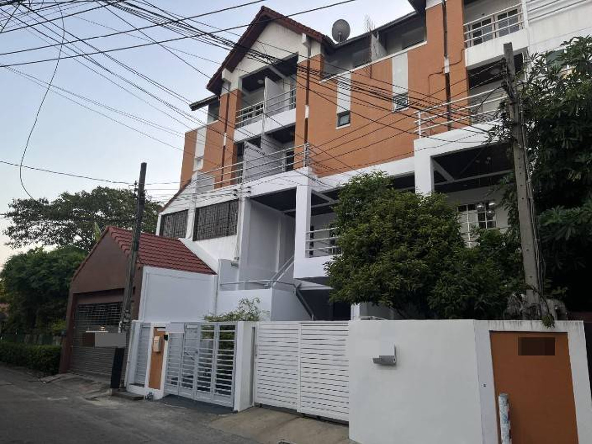 ให้เช่าทาวน์โฮมรัชดา ห้วยขวาง : ให้เช่าทาวน์โฮม 4 ชั้น รีโนเวทใหม่ทั้งหลัง ถนนสุธิสาร ทำเลดีใกล้MRTสุธิสาร มี6ห้องนอน5ห้องน้ำ แอร์6เครื่อง เฟอร์นิเจอร์ไม่มี เช่าเดือนละ30,000 (จดทะเบียนบริษัทได้)