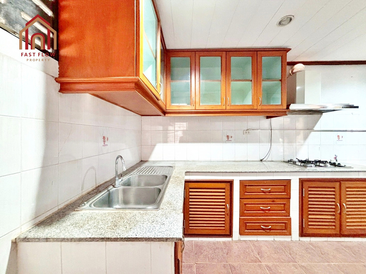 For RentPathum Thani,Rangsit, Thammasat : Twin house for rent, Burirom, 36 sq m, Rangsit, Khlong 4, kitchen addition, Phra Ong Chao Sai Road. Single house mood Sawai Pracharat Road MAY