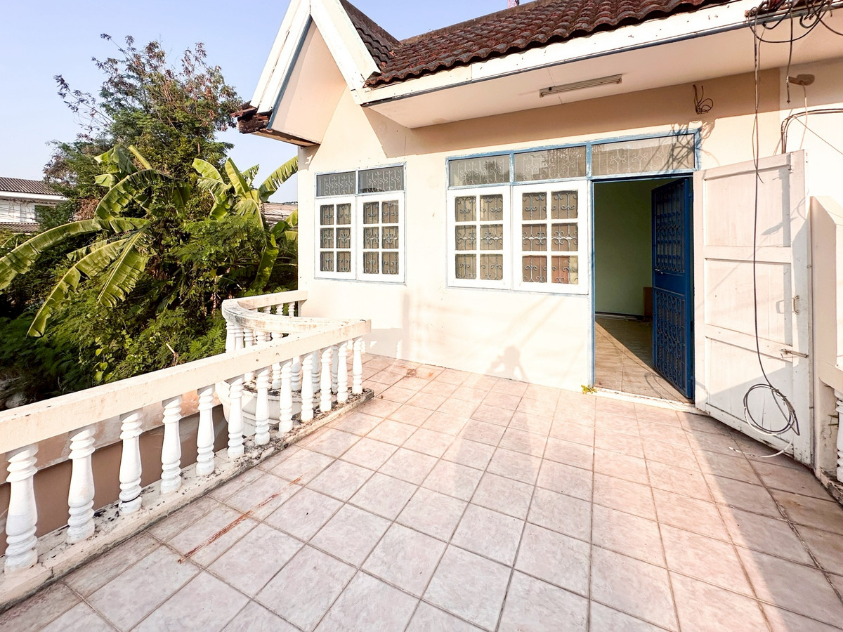 For SaleTownhomeSriracha Laem Chabang Ban Bueng : Townhouse in Soi Wat Wang Hin, Heart of Sriracha Convenient location with easy access, just 50 meters from Sukhumvit Road