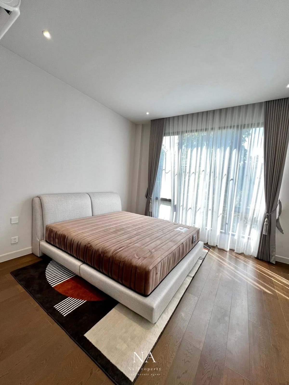 บ้านพัฒนาการ ศรีนครินทร์ : House for rent: Malton Gates new Krungthep Kreetha, 250,000 THB. 5 bedrooms, 6 bathrooms, 544 sq m usable area, 107.7 sq wah land area. Near Rama 9, Pattanakarn, Suan Luang, Srinakarin, Bang Na, Suvarnabhumi Airport, Ramkhamhaeng, Ploenchit, Sukhumvit.