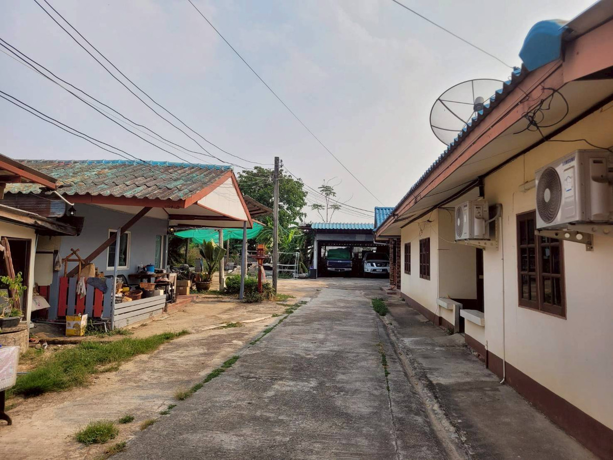 For SaleHousePhayao : House for sale with land, Chiang Kham District, Phayao, wide area with warehouse on an area of ​​278 sq m, suitable for doing business / commercial building.