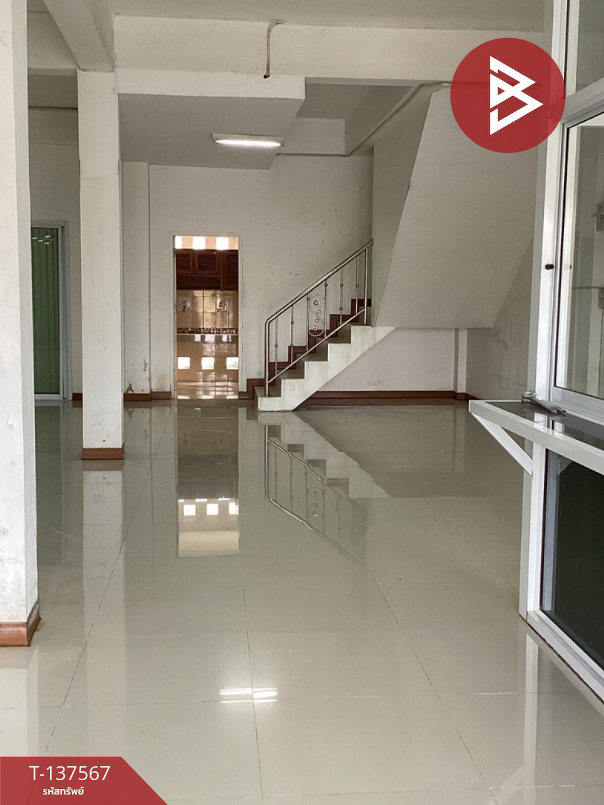 For SaleShop HouseSaraburi : Urgent sale, 2 commercial buildings, Phra Phutthabat, Saraburi, prime location, next to the road, near community areas.