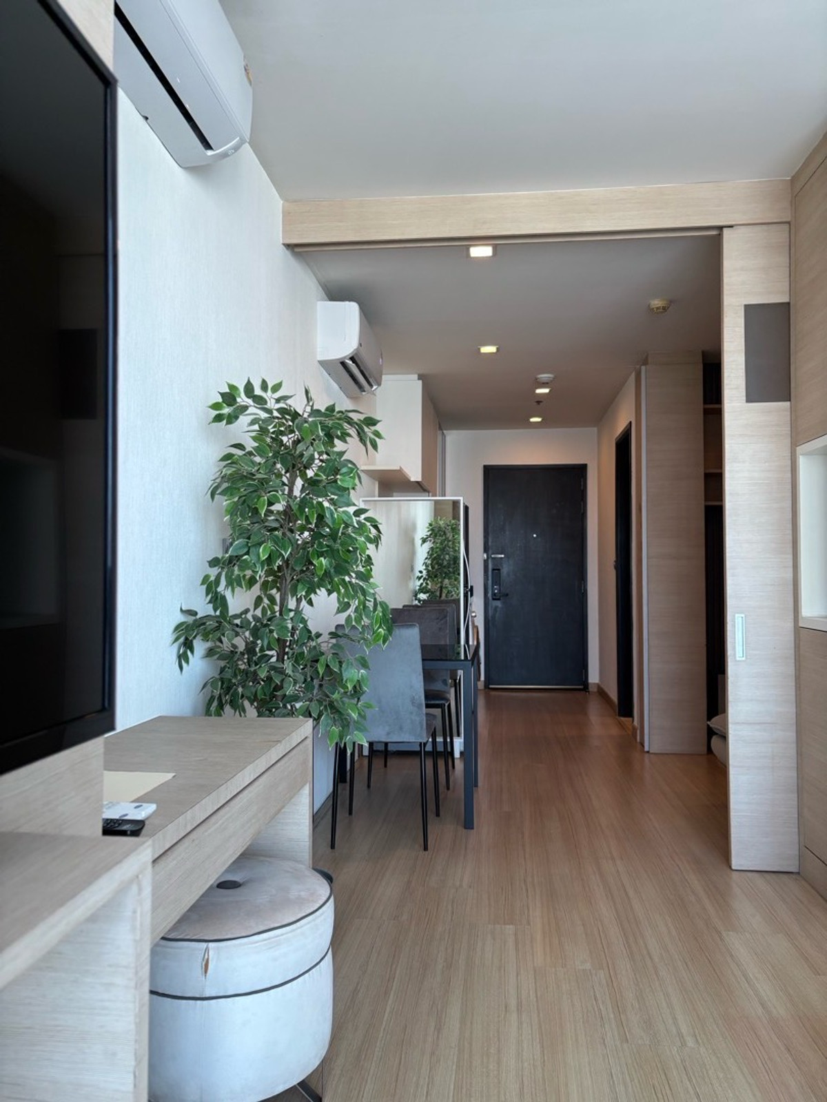 For RentCondoOnnut, Udomsuk : New Luxury Scented Room at Skywalk Residences – Only 22,000 THB/Month! ✨🏙️
รีบเลย ห้องใหม่หอมกลิ่นหรูมาก ที่ Skywalk Residences ใกล้ BTS พระโขนง เดินเพียงไม่กี่นาที 🚆